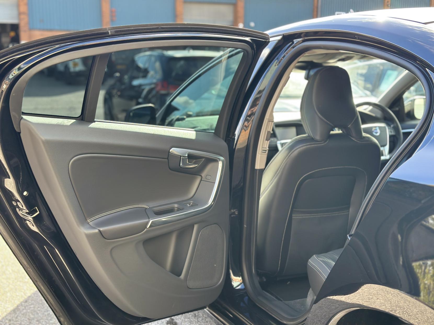 Volvo S60 1.6 T4 R-Design Nav Saloon 4dr Petrol Powershift Euro 5 (180 ps)