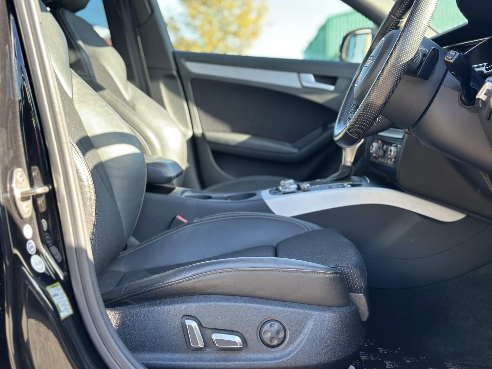 Audi A4 Avant 2.0 TFSI S line Estate 5dr Petrol S Tronic quattro Euro 5 (s/s) (211 ps)