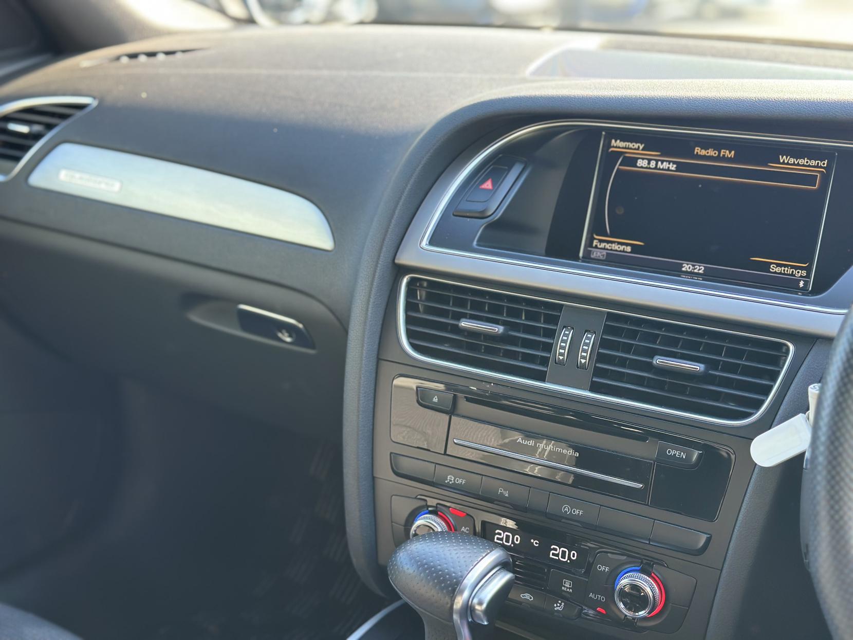 Audi A4 Avant 2.0 TFSI S line Estate 5dr Petrol S Tronic quattro Euro 5 (s/s) (211 ps)