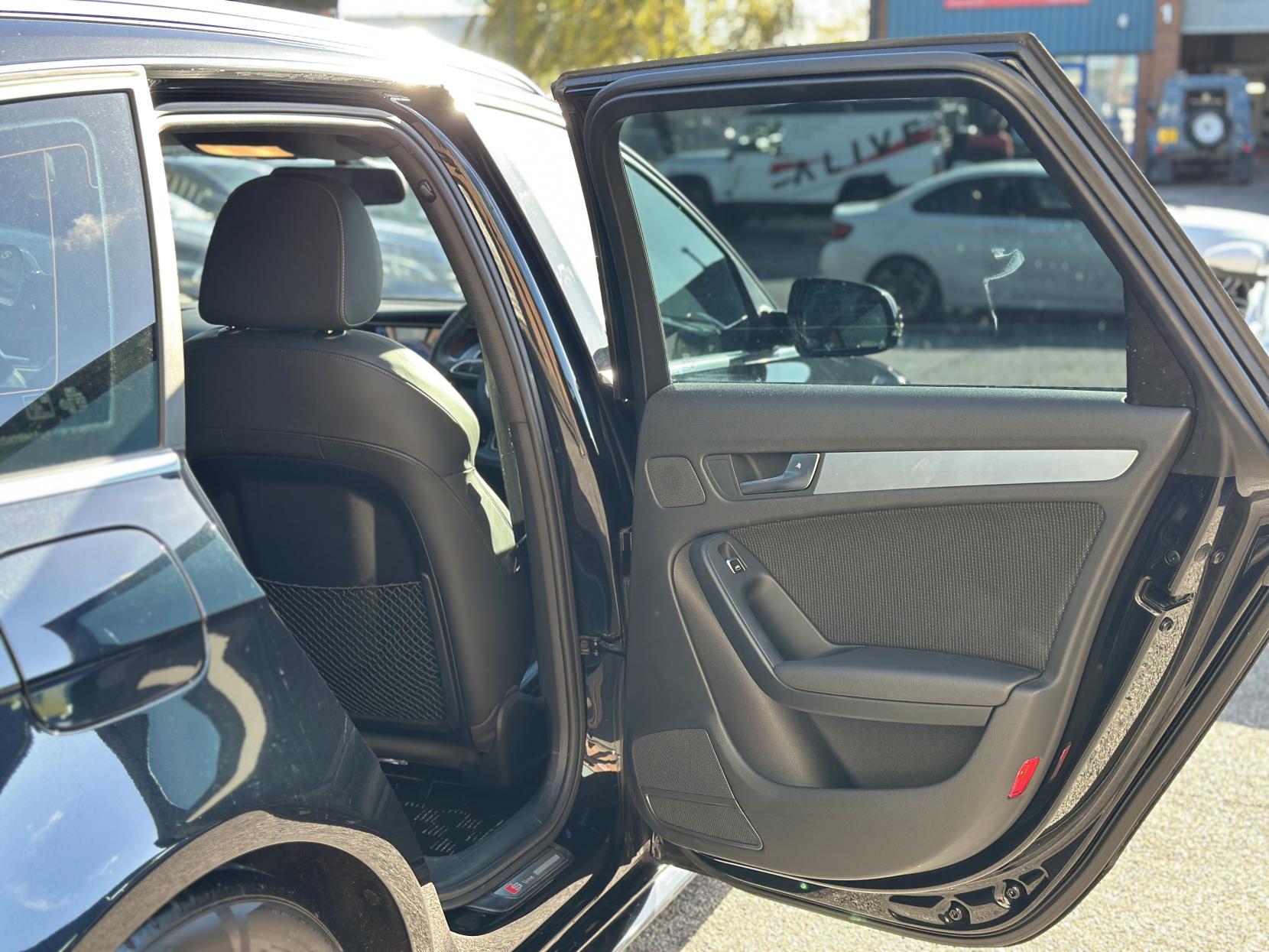 Audi A4 Avant 2.0 TFSI S line Estate 5dr Petrol S Tronic quattro Euro 5 (s/s) (211 ps)