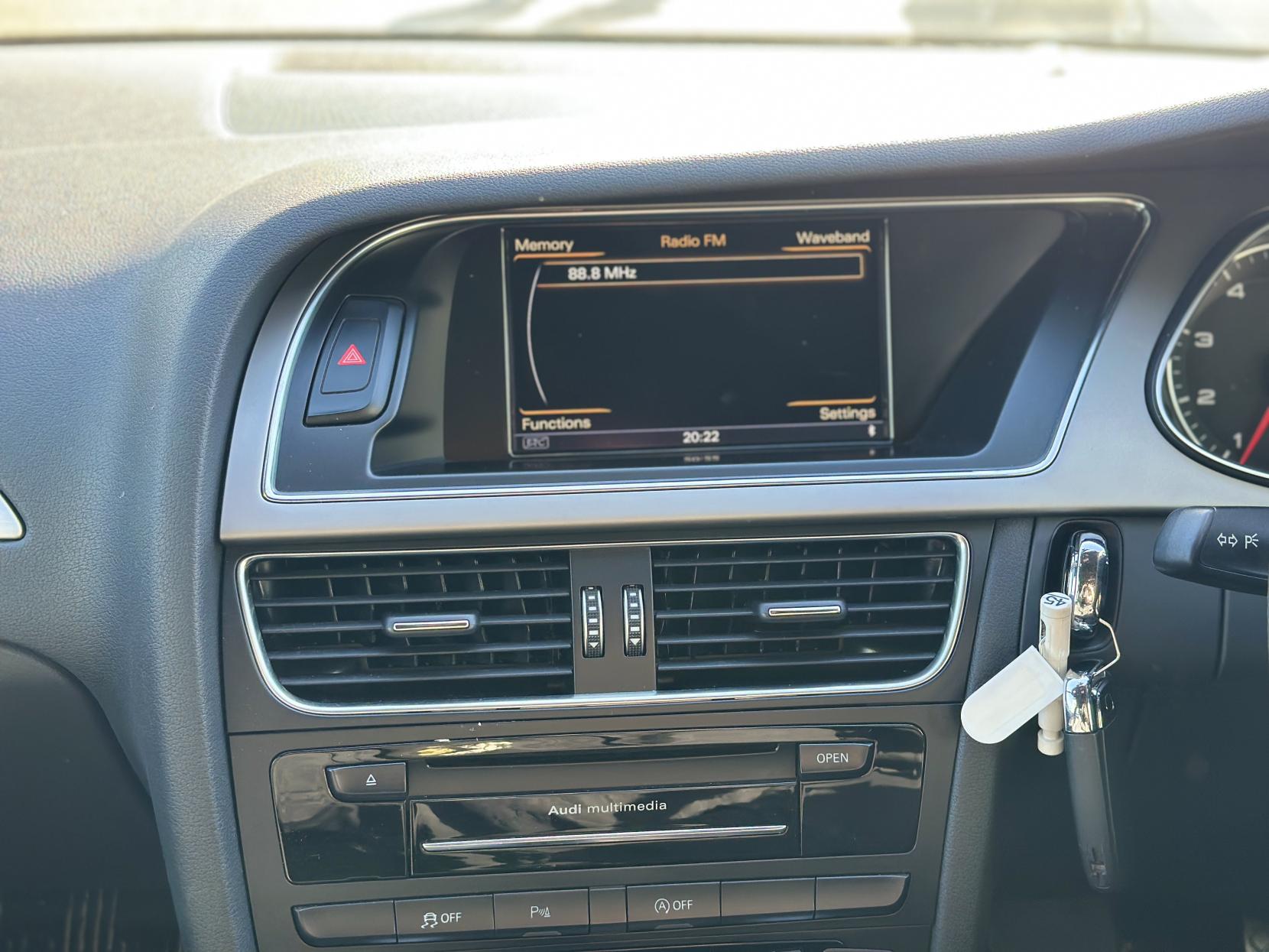 Audi A4 Avant 2.0 TFSI S line Estate 5dr Petrol S Tronic quattro Euro 5 (s/s) (211 ps)