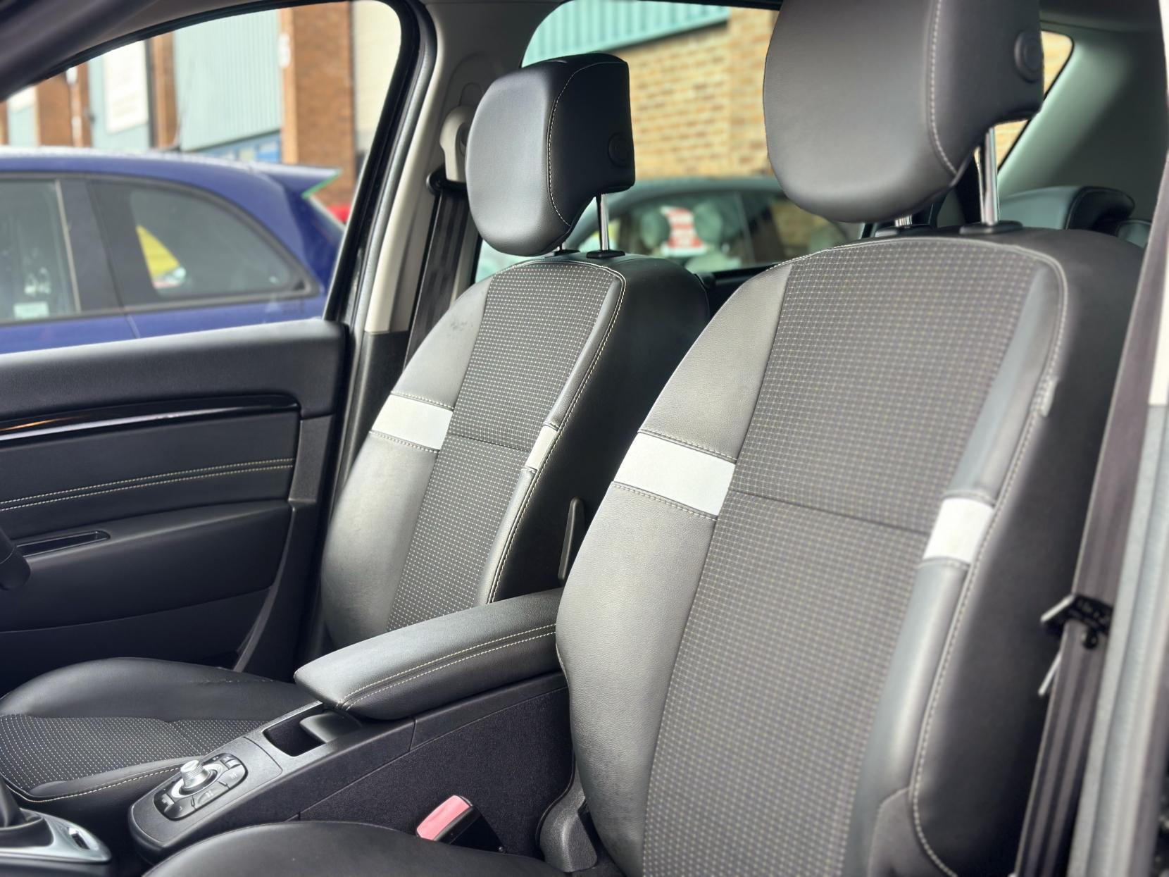 Renault Scenic 1.5 dCi Dynamique TomTom MPV 5dr Diesel EDC Euro 5 (110 ps)