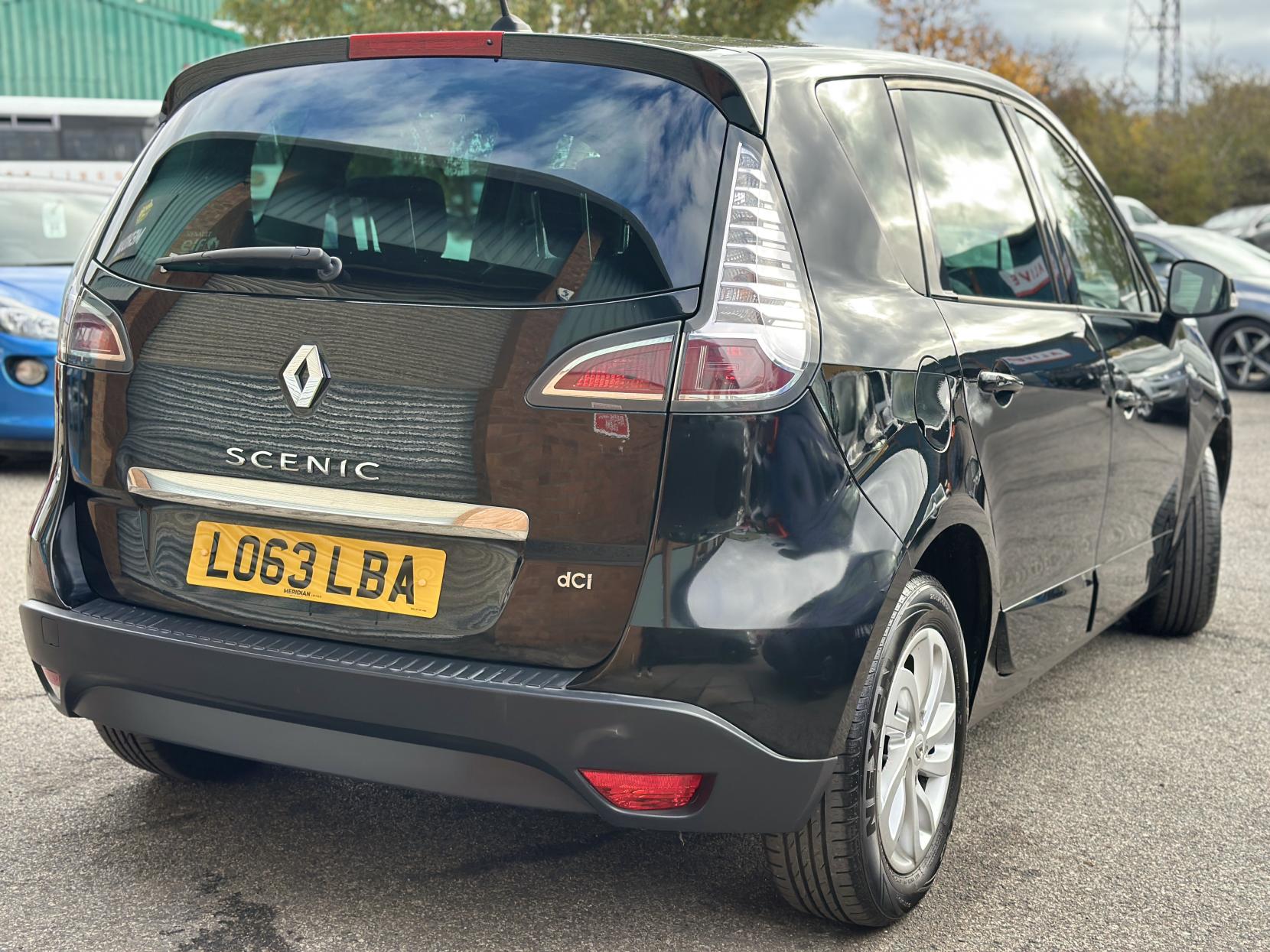 Renault Scenic 1.5 dCi Dynamique TomTom MPV 5dr Diesel EDC Euro 5 (110 ps)