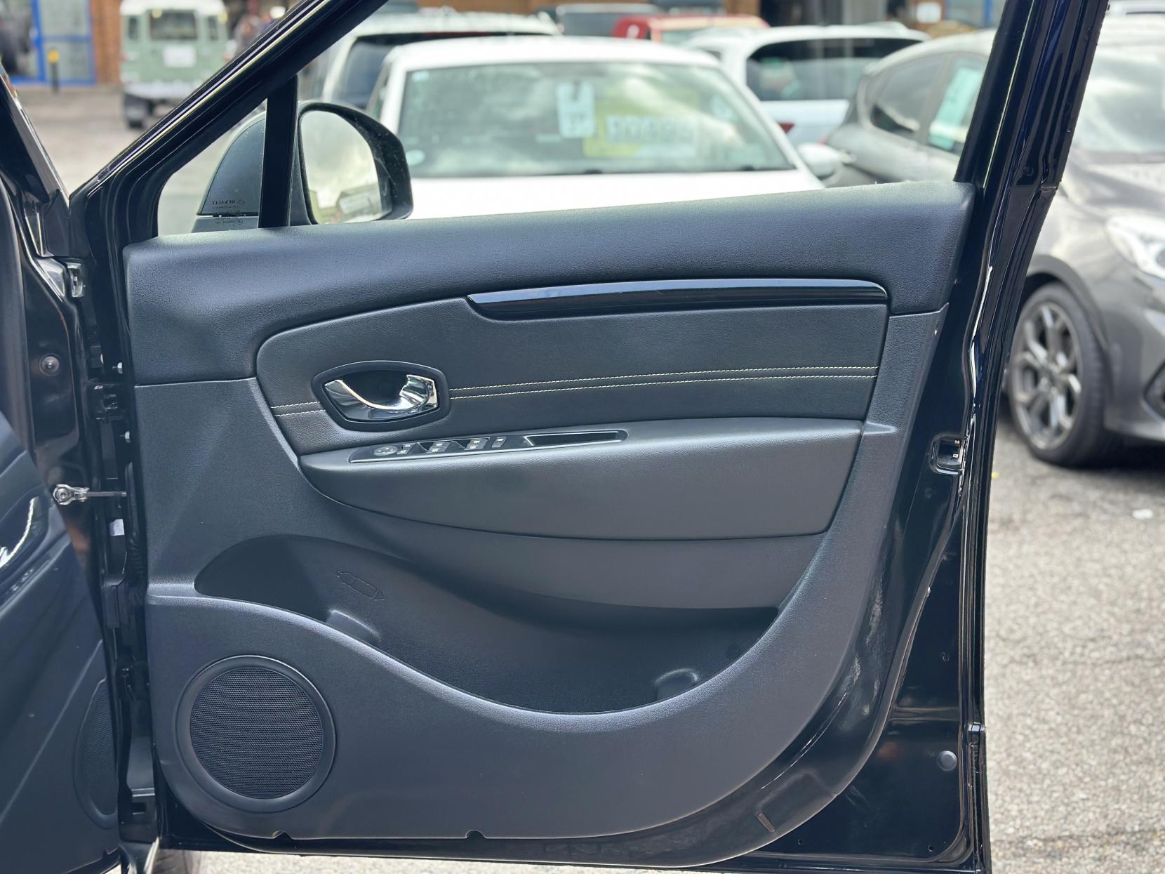 Renault Scenic 1.5 dCi Dynamique TomTom MPV 5dr Diesel EDC Euro 5 (110 ps)