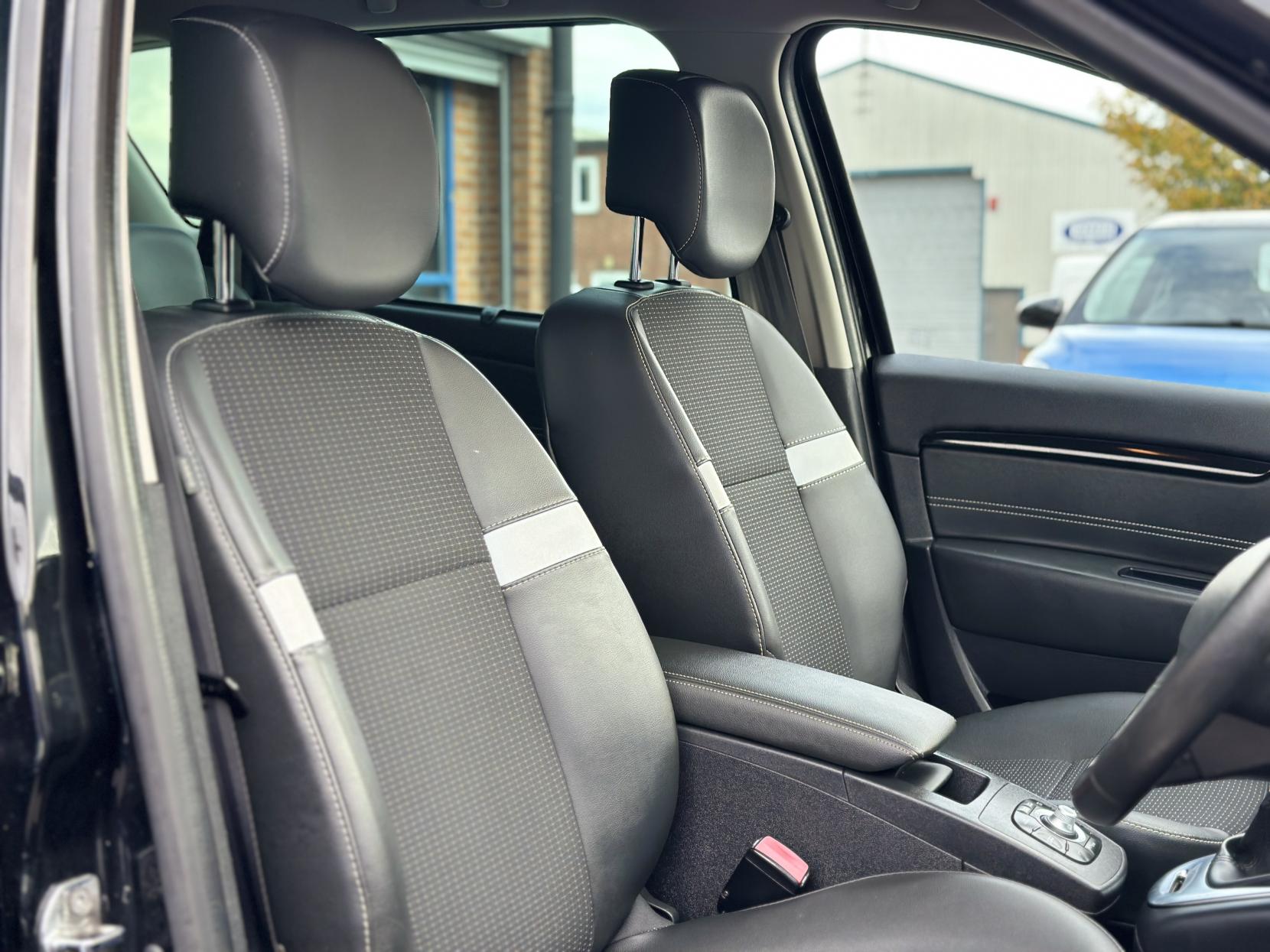 Renault Scenic 1.5 dCi Dynamique TomTom MPV 5dr Diesel EDC Euro 5 (110 ps)