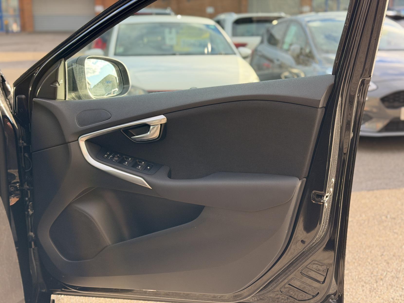 Volvo V40 2.0 D4 SE Nav Hatchback 5dr Diesel Geartronic Euro 6 (s/s) (190 ps)