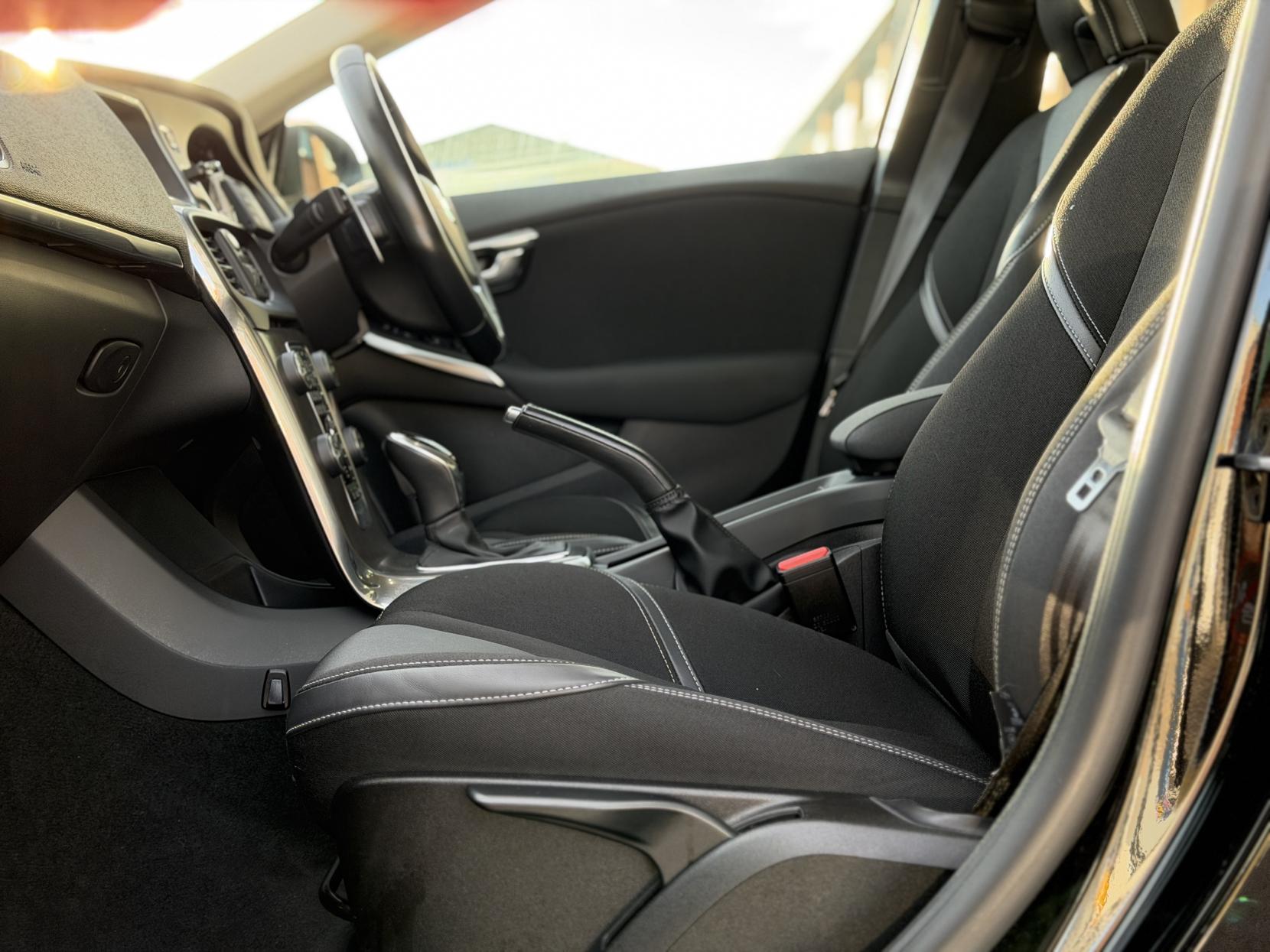 Volvo V40 2.0 D4 SE Nav Hatchback 5dr Diesel Geartronic Euro 6 (s/s) (190 ps)