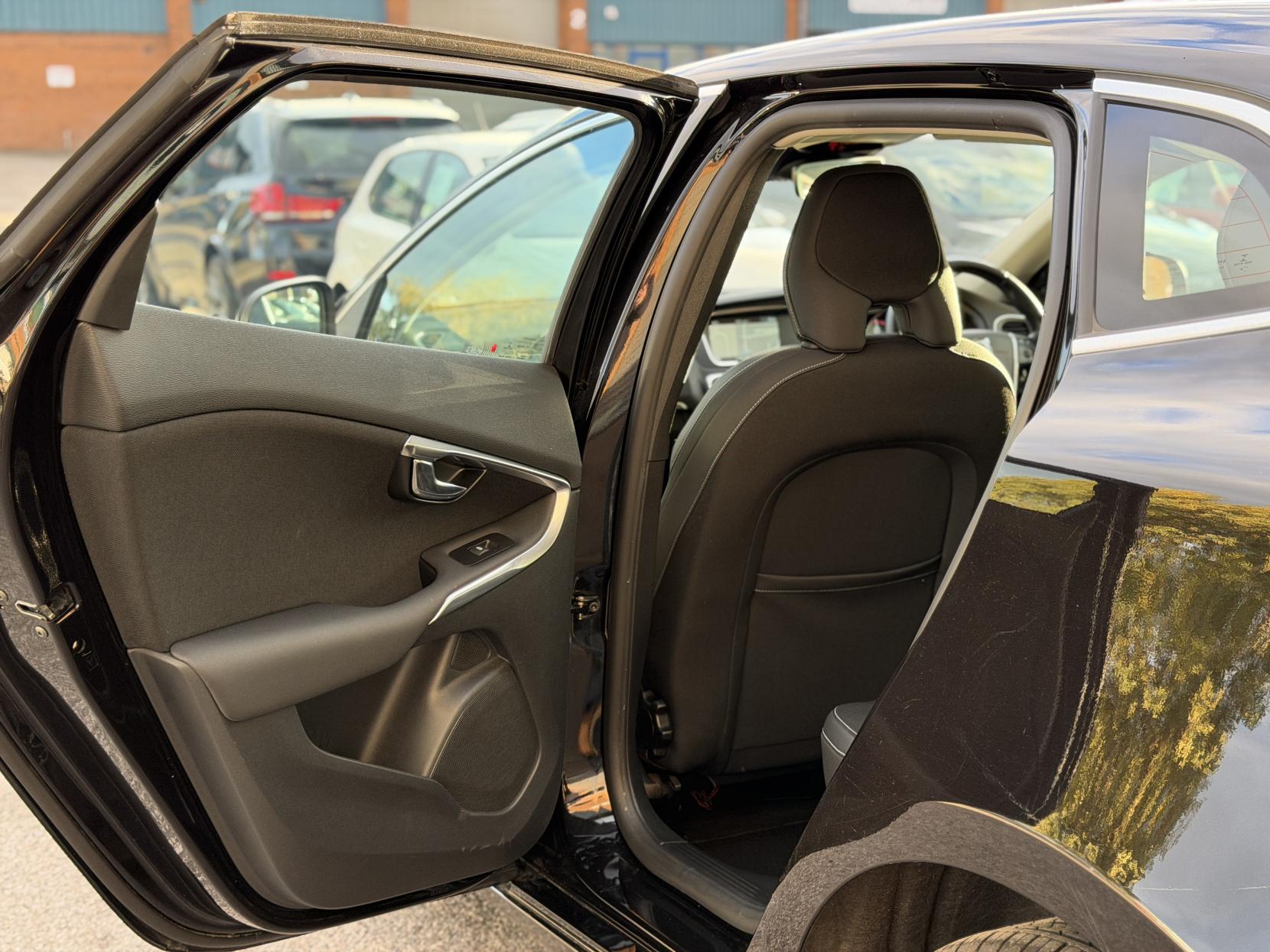 Volvo V40 2.0 D4 SE Nav Hatchback 5dr Diesel Geartronic Euro 6 (s/s) (190 ps)