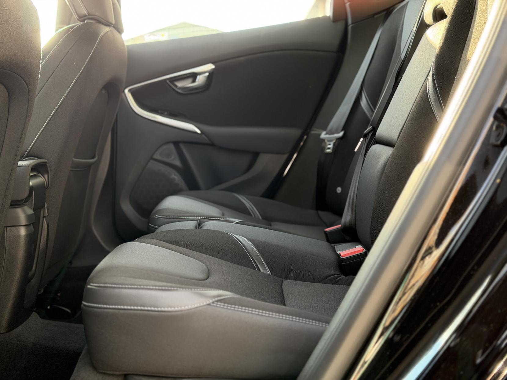 Volvo V40 2.0 D4 SE Nav Hatchback 5dr Diesel Geartronic Euro 6 (s/s) (190 ps)