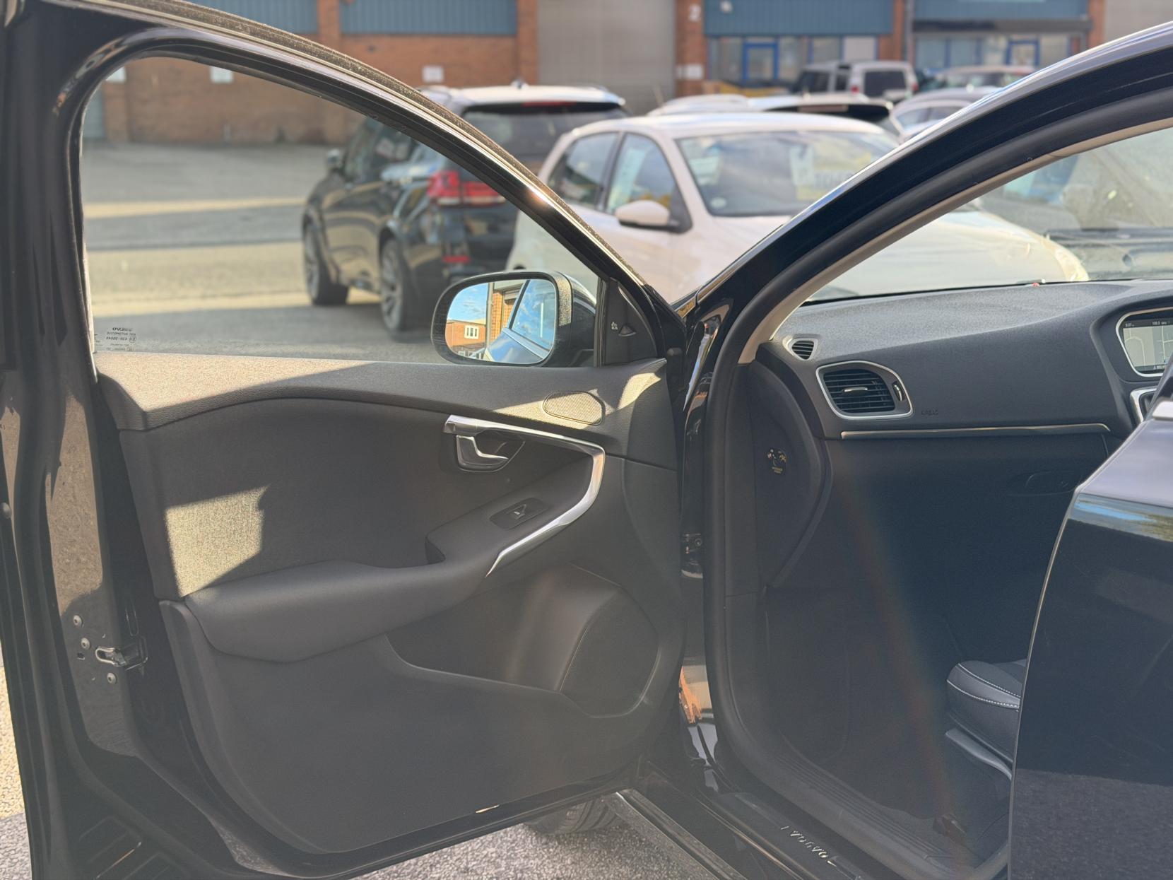 Volvo V40 2.0 D4 SE Nav Hatchback 5dr Diesel Geartronic Euro 6 (s/s) (190 ps)