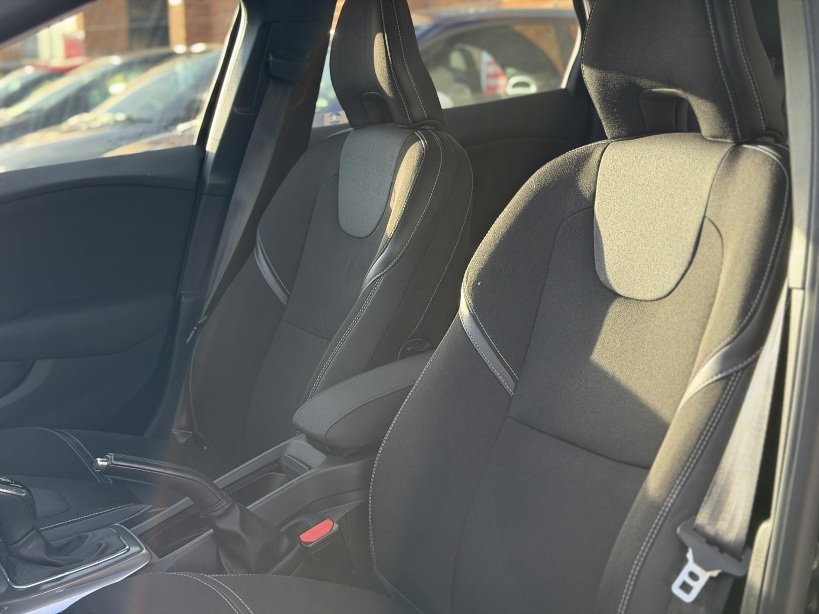 Volvo V40 2.0 D4 SE Nav Hatchback 5dr Diesel Geartronic Euro 6 (s/s) (190 ps)