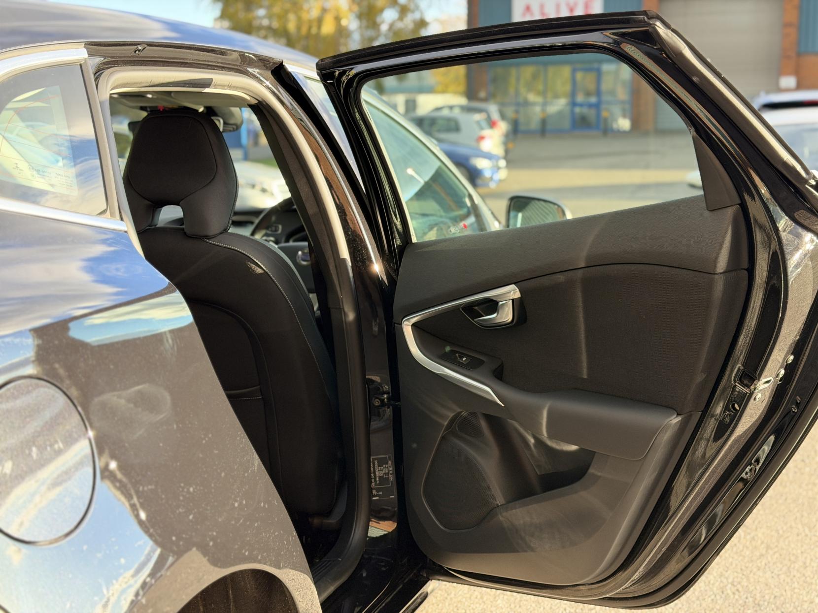 Volvo V40 2.0 D4 SE Nav Hatchback 5dr Diesel Geartronic Euro 6 (s/s) (190 ps)