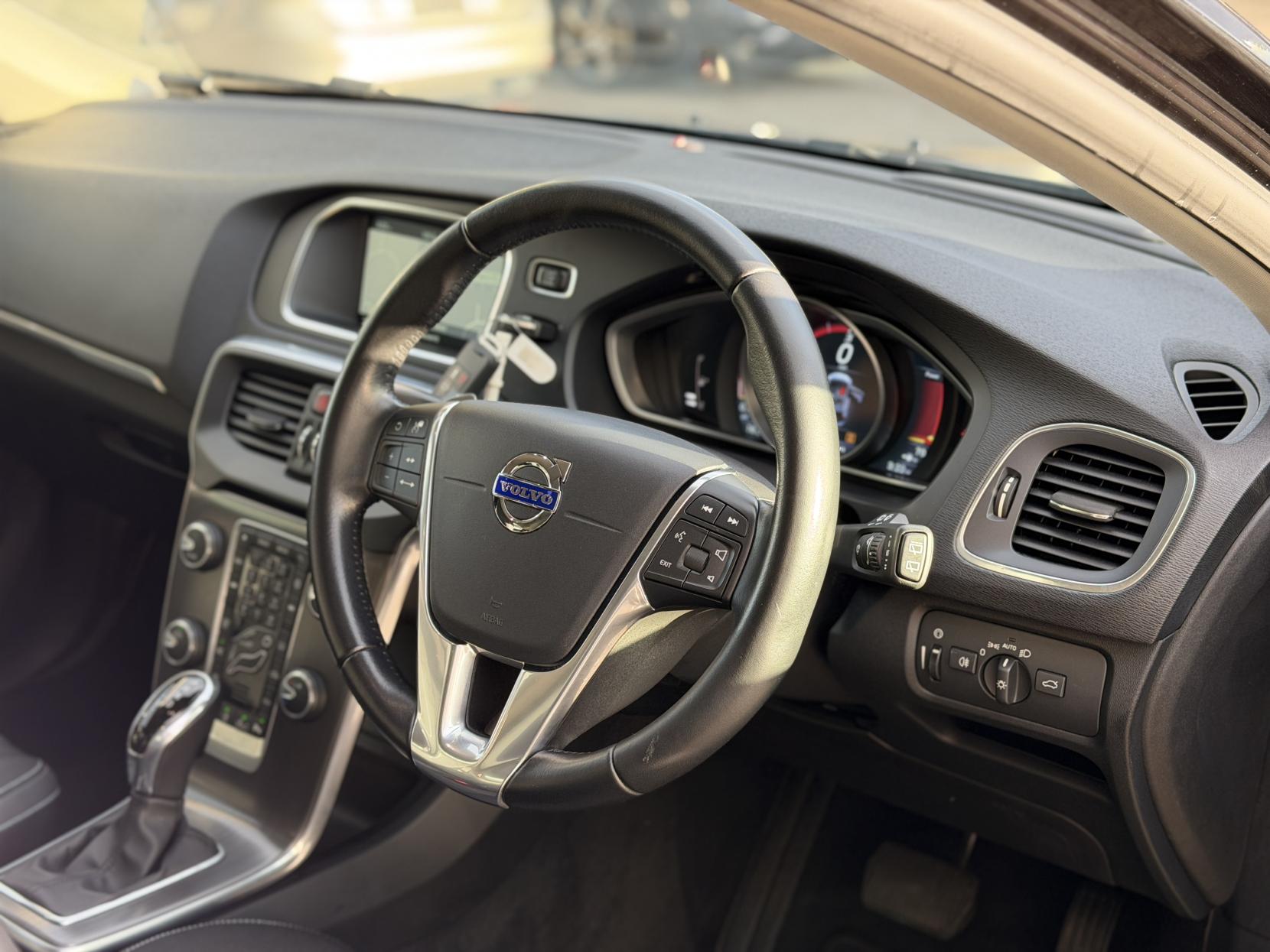 Volvo V40 2.0 D4 SE Nav Hatchback 5dr Diesel Geartronic Euro 6 (s/s) (190 ps)