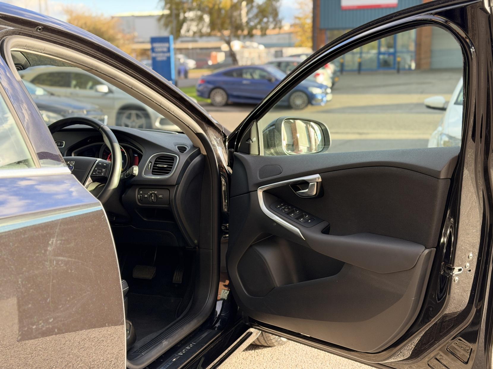 Volvo V40 2.0 D4 SE Nav Hatchback 5dr Diesel Geartronic Euro 6 (s/s) (190 ps)