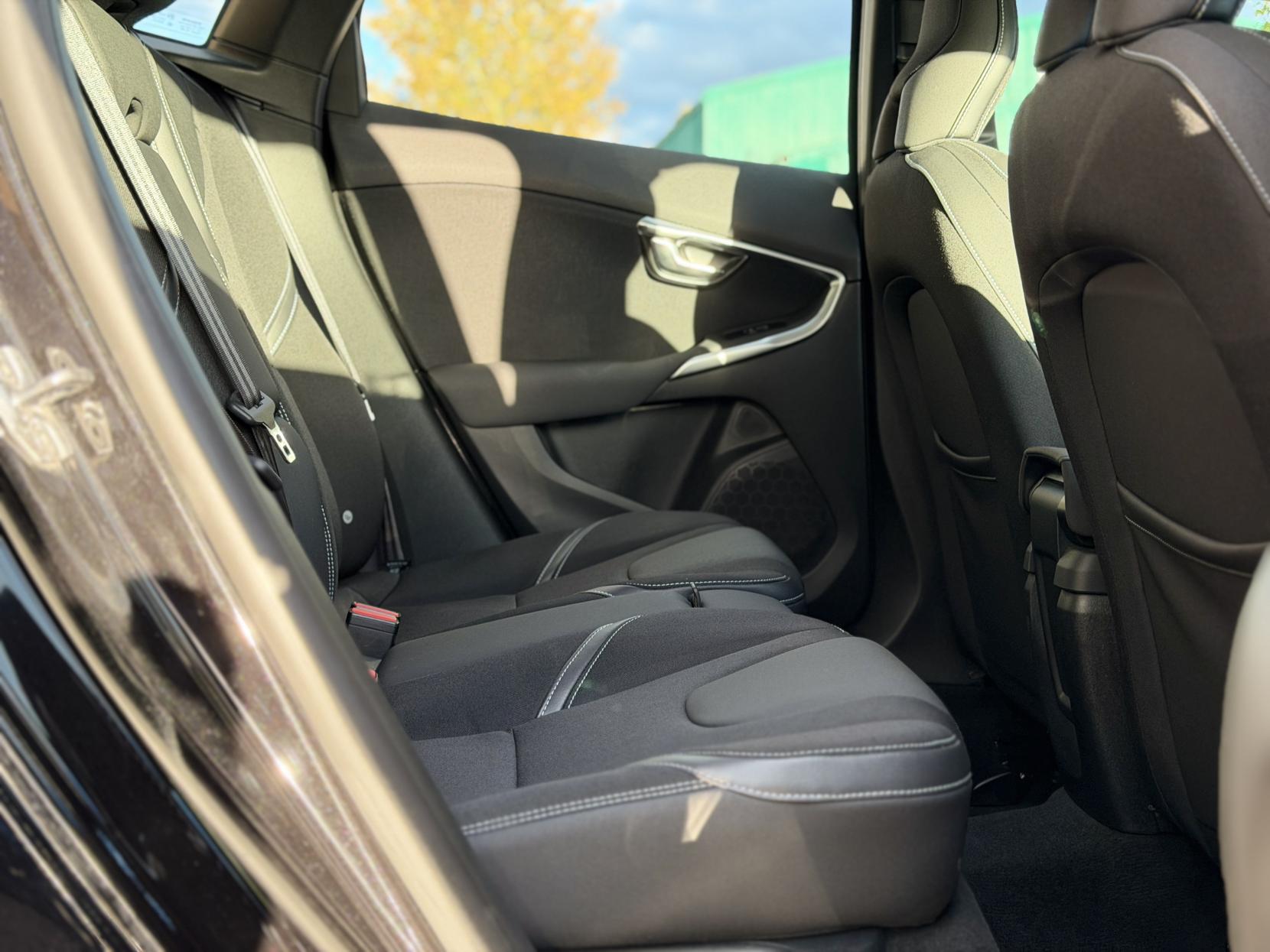 Volvo V40 2.0 D4 SE Nav Hatchback 5dr Diesel Geartronic Euro 6 (s/s) (190 ps)