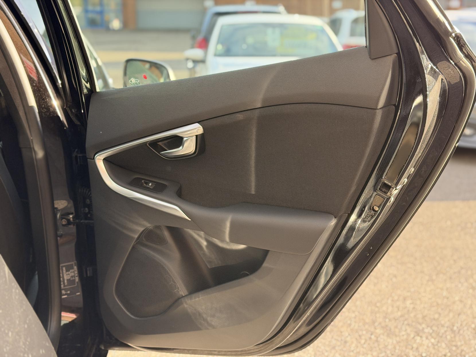 Volvo V40 2.0 D4 SE Nav Hatchback 5dr Diesel Geartronic Euro 6 (s/s) (190 ps)