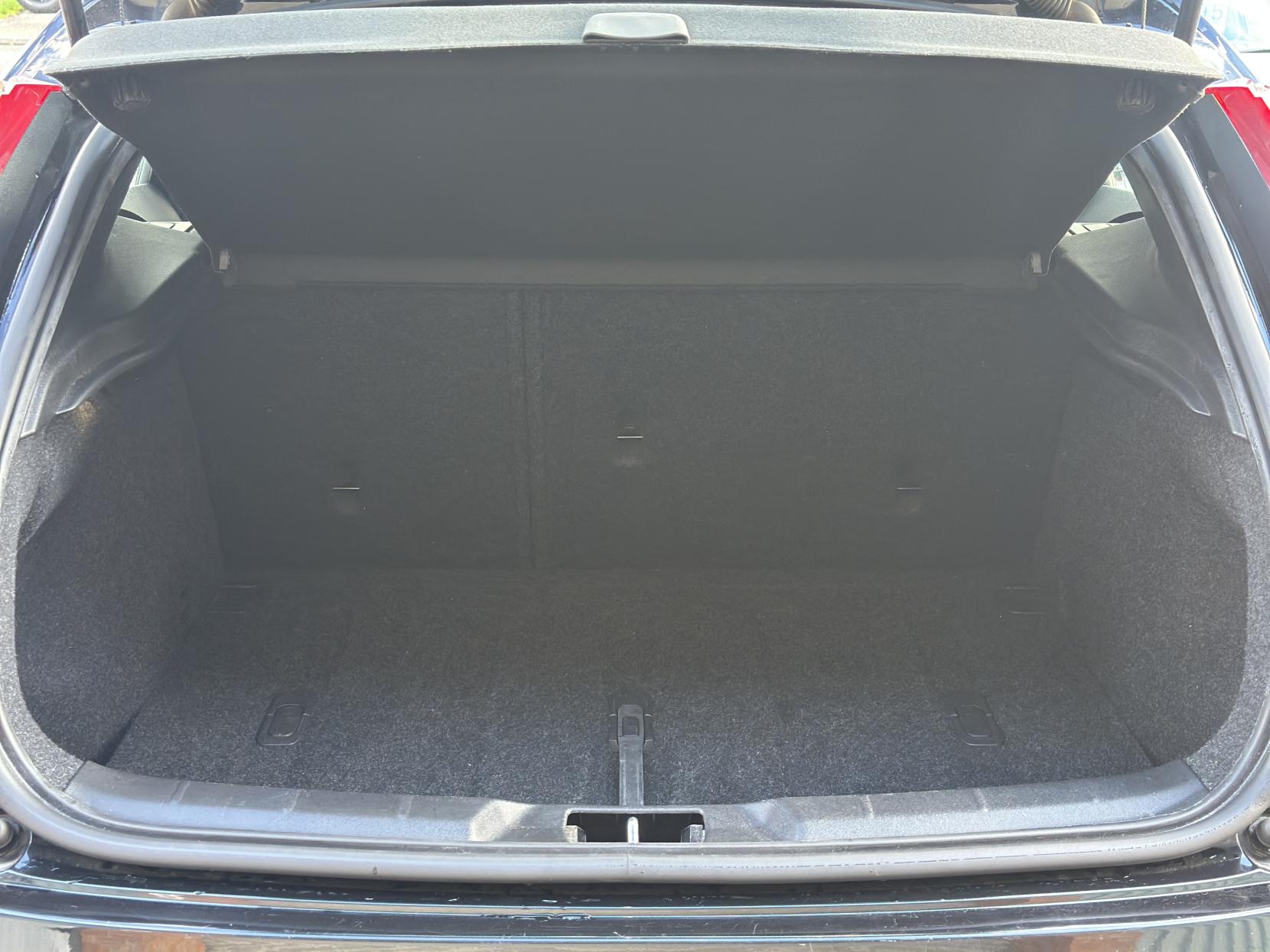 Volvo V40 2.0 D4 SE Nav Hatchback 5dr Diesel Geartronic Euro 6 (s/s) (190 ps)