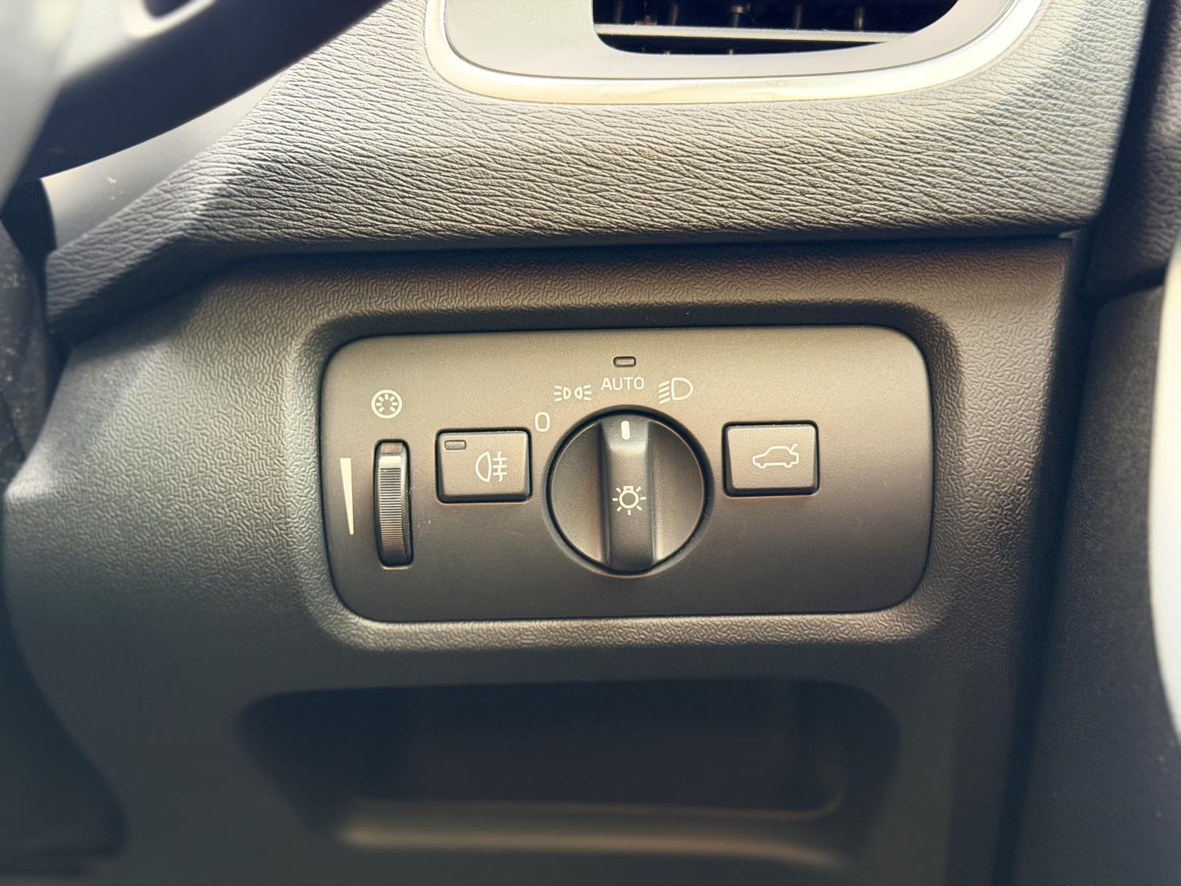 Volvo V40 2.0 D4 SE Nav Hatchback 5dr Diesel Geartronic Euro 6 (s/s) (190 ps)