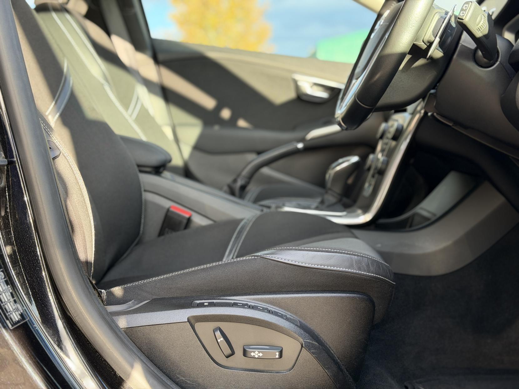 Volvo V40 2.0 D4 SE Nav Hatchback 5dr Diesel Geartronic Euro 6 (s/s) (190 ps)