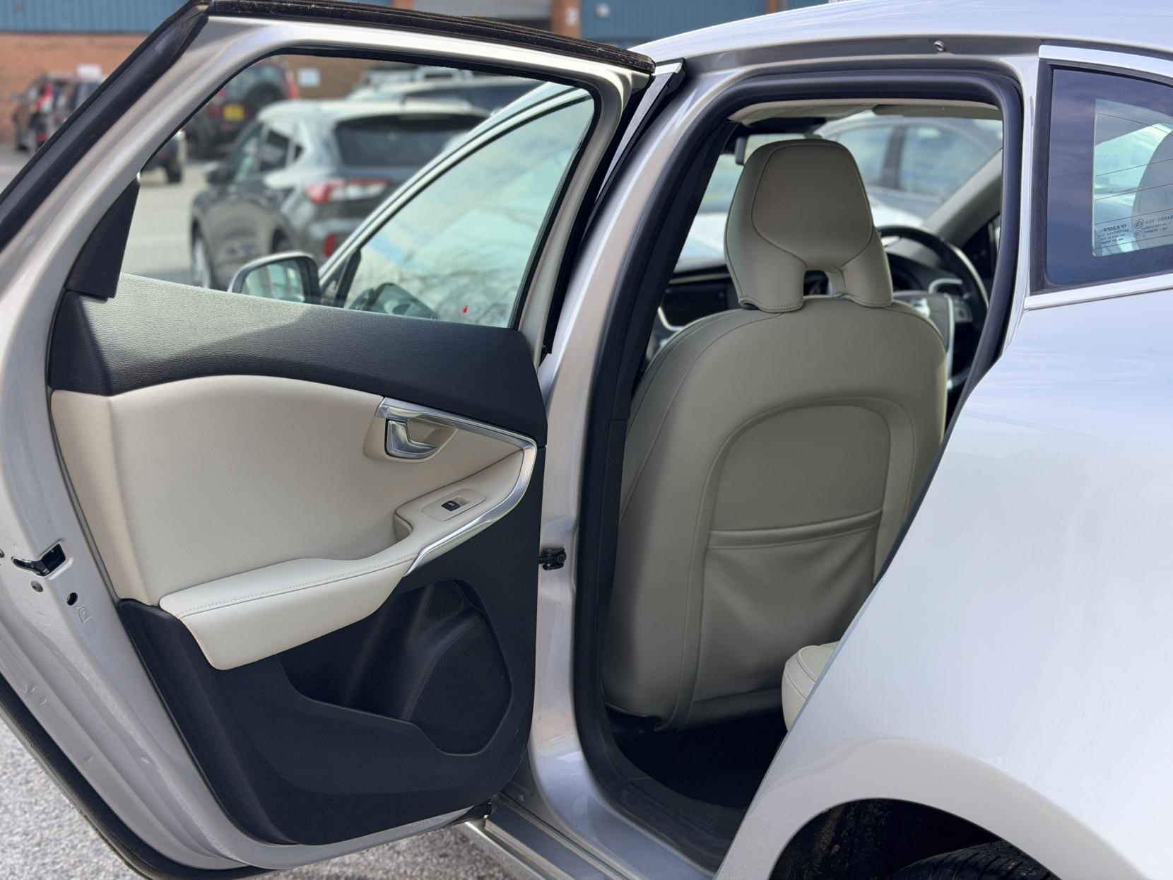 Volvo V40 1.6 V40 (2012)