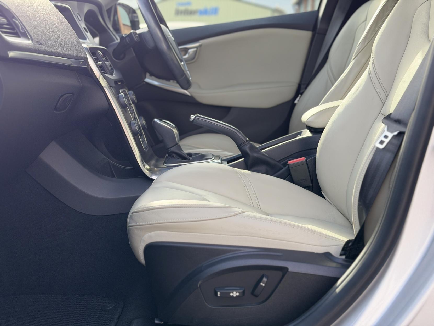 Volvo V40 1.6 V40 (2012)