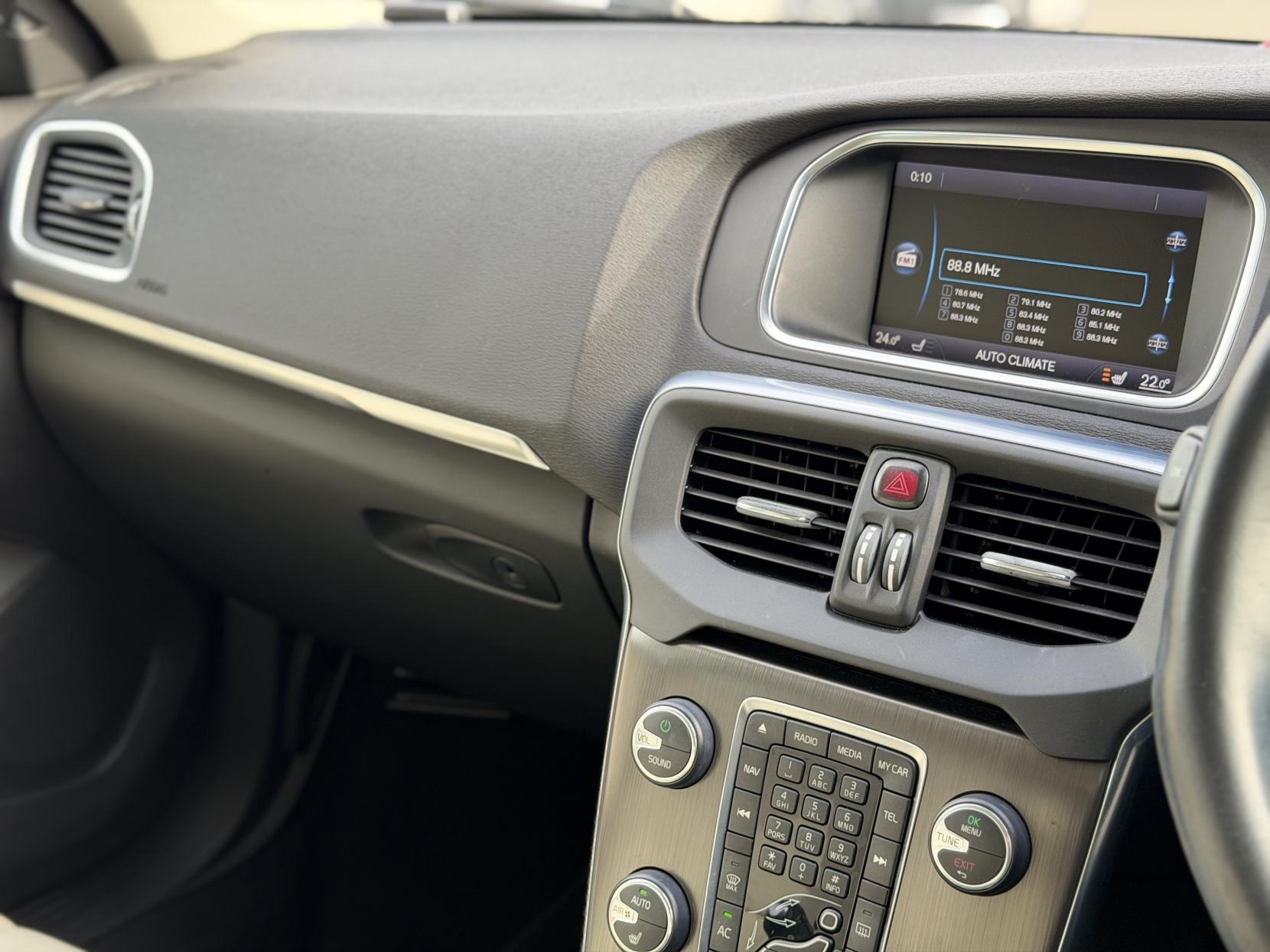 Volvo V40 1.6 V40 (2012)