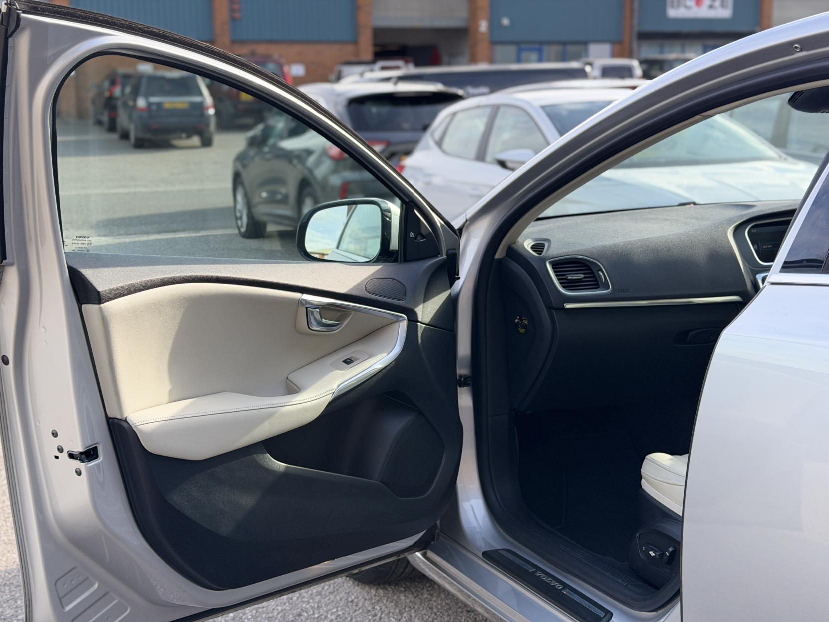 Volvo V40 1.6 V40 (2012)