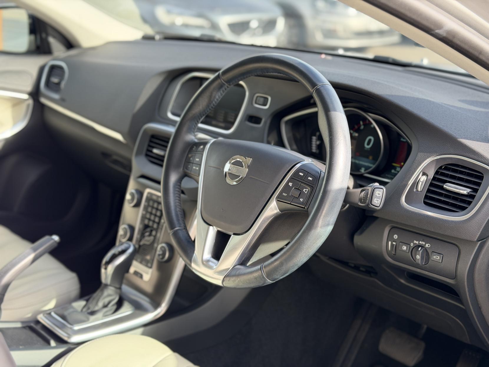 Volvo V40 1.6 V40 (2012)