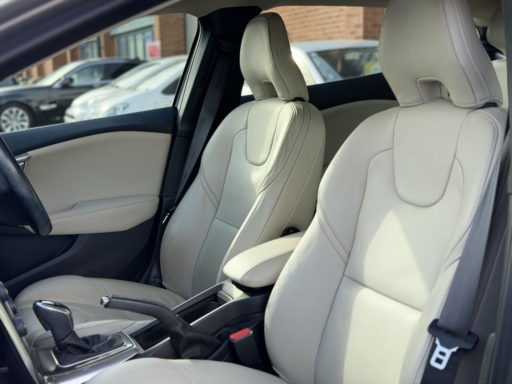 Volvo V40 1.6 V40 (2012)