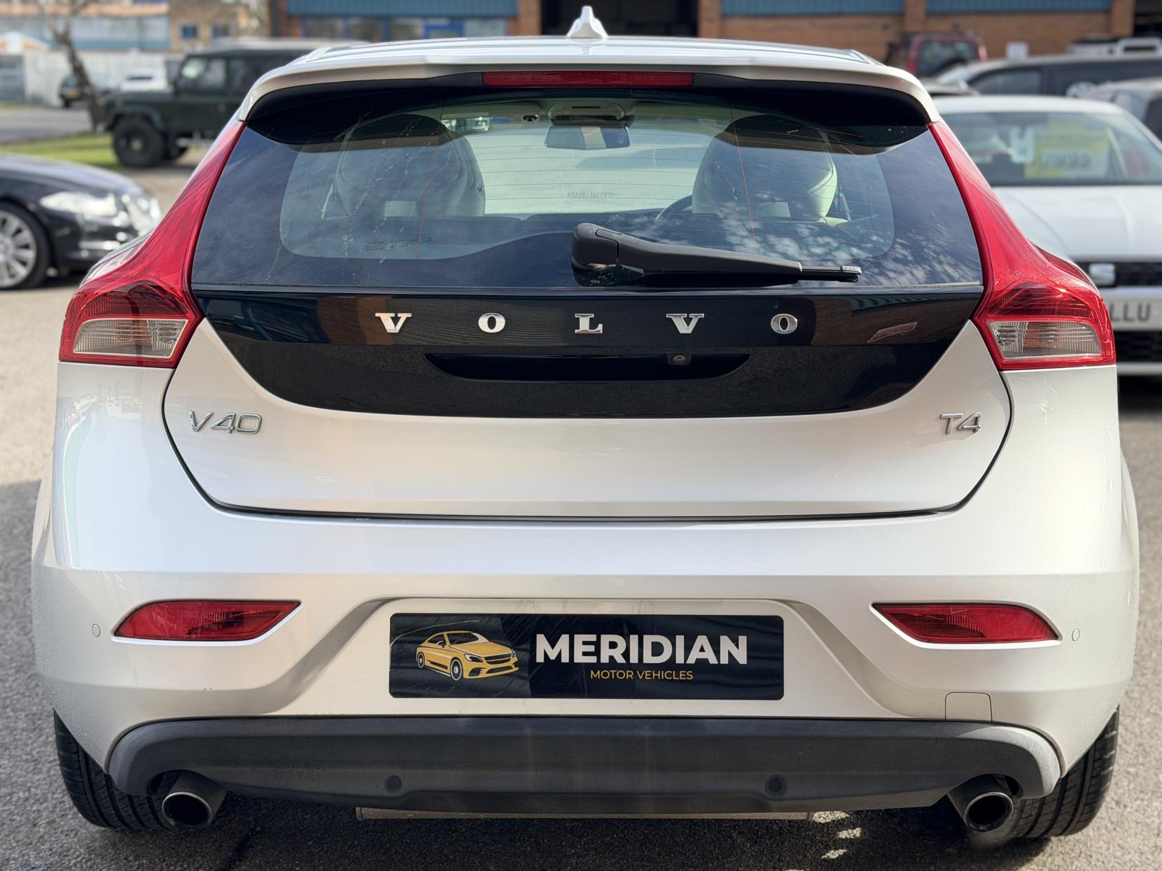 Volvo V40 1.6 V40 (2012)