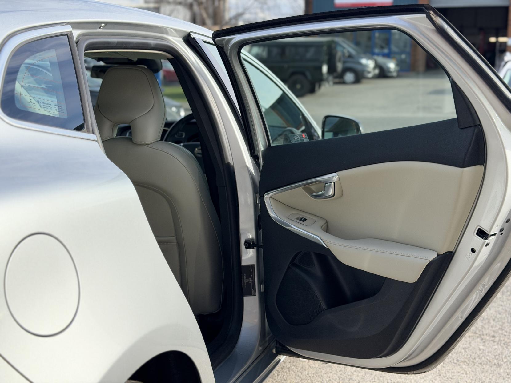 Volvo V40 1.6 V40 (2012)