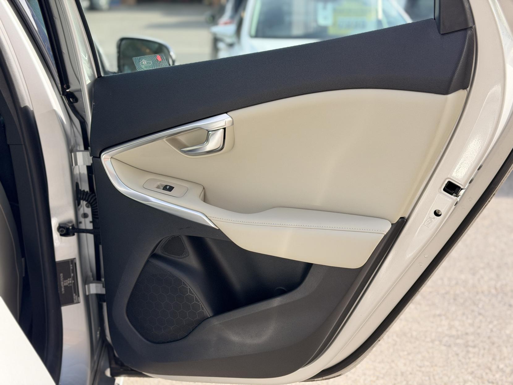 Volvo V40 1.6 V40 (2012)