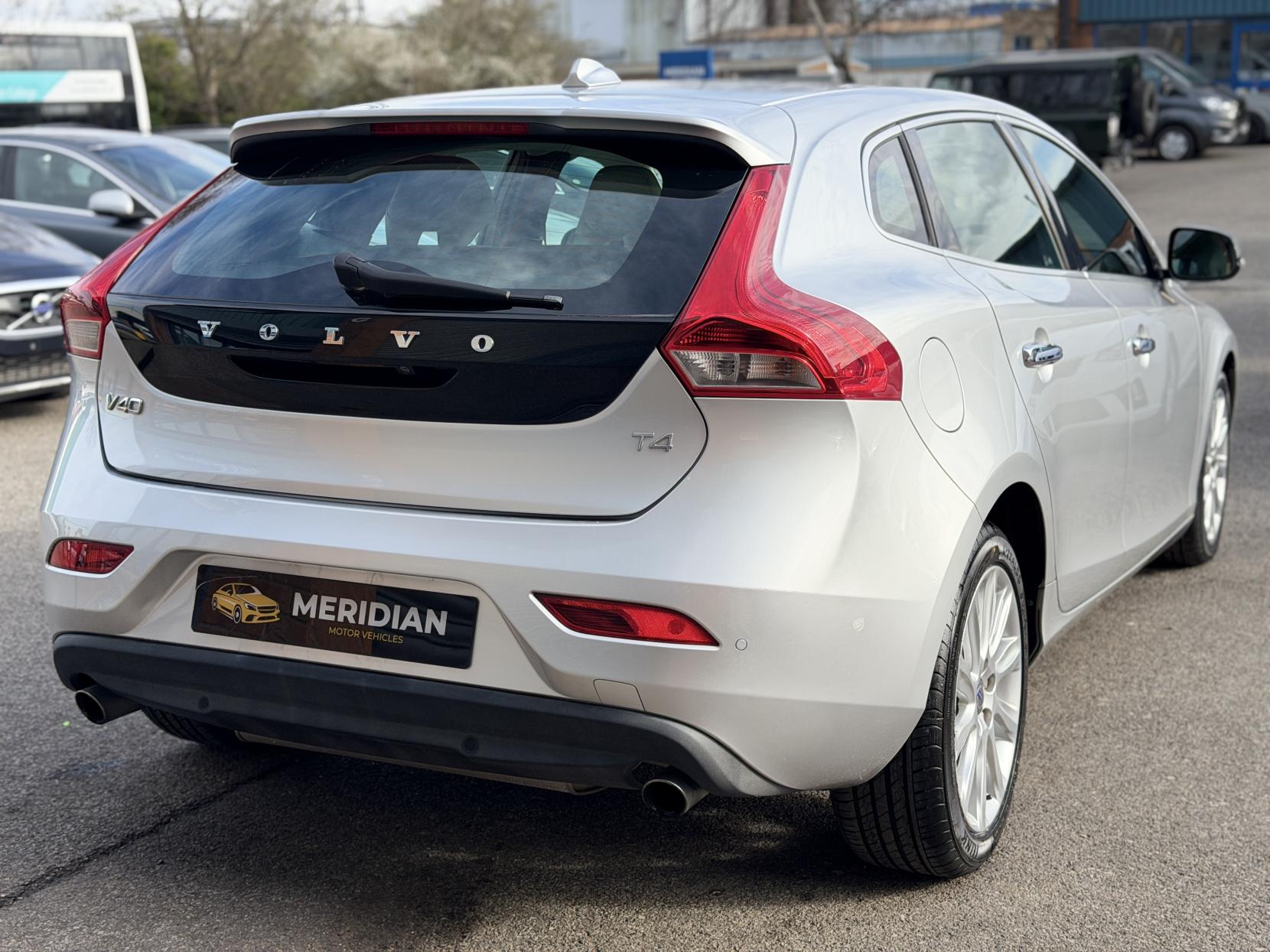 Volvo V40 1.6 V40 (2012)