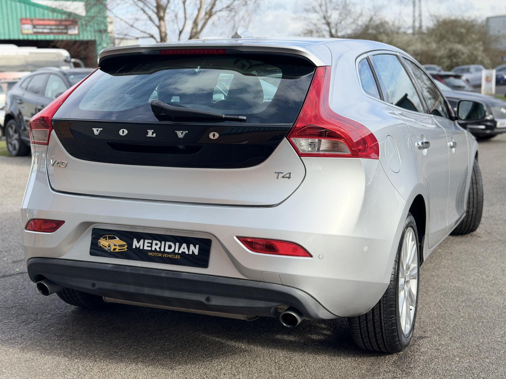 Volvo V40 1.6 V40 (2012)