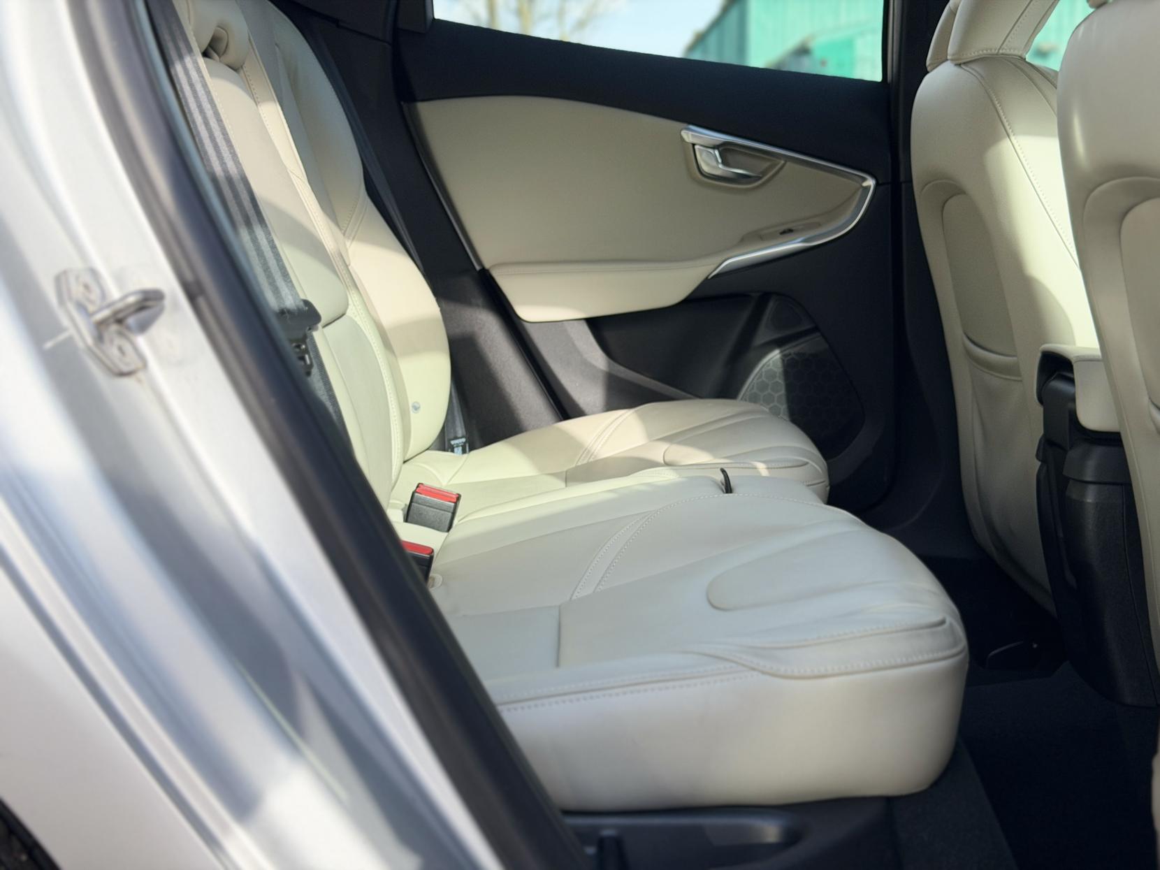 Volvo V40 1.6 V40 (2012)