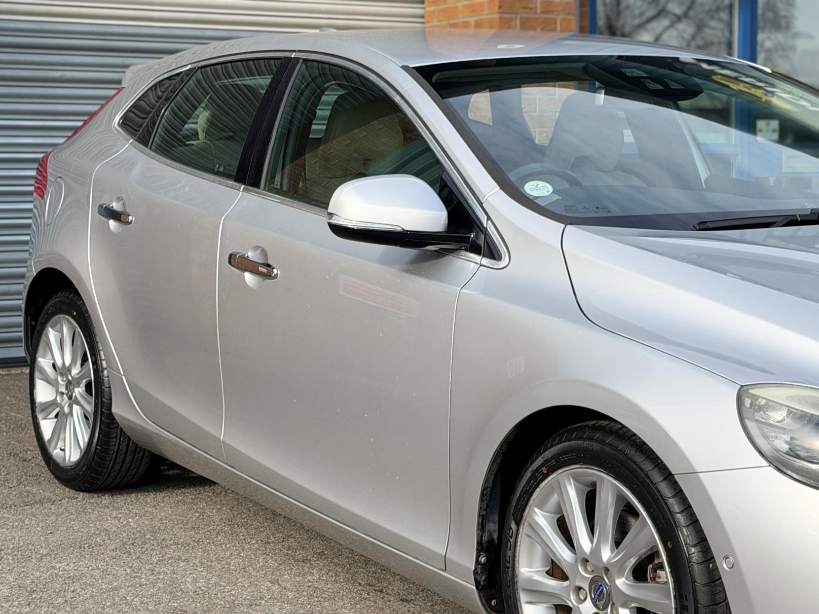 Volvo V40 1.6 V40 (2012)