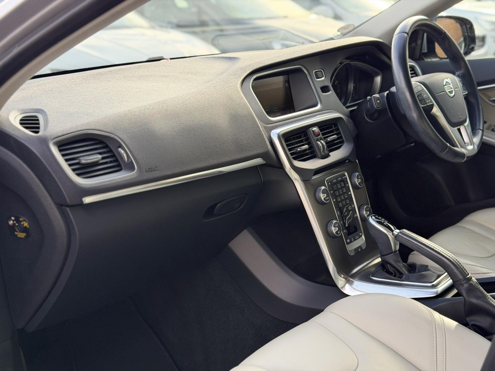 Volvo V40 1.6 V40 (2012)