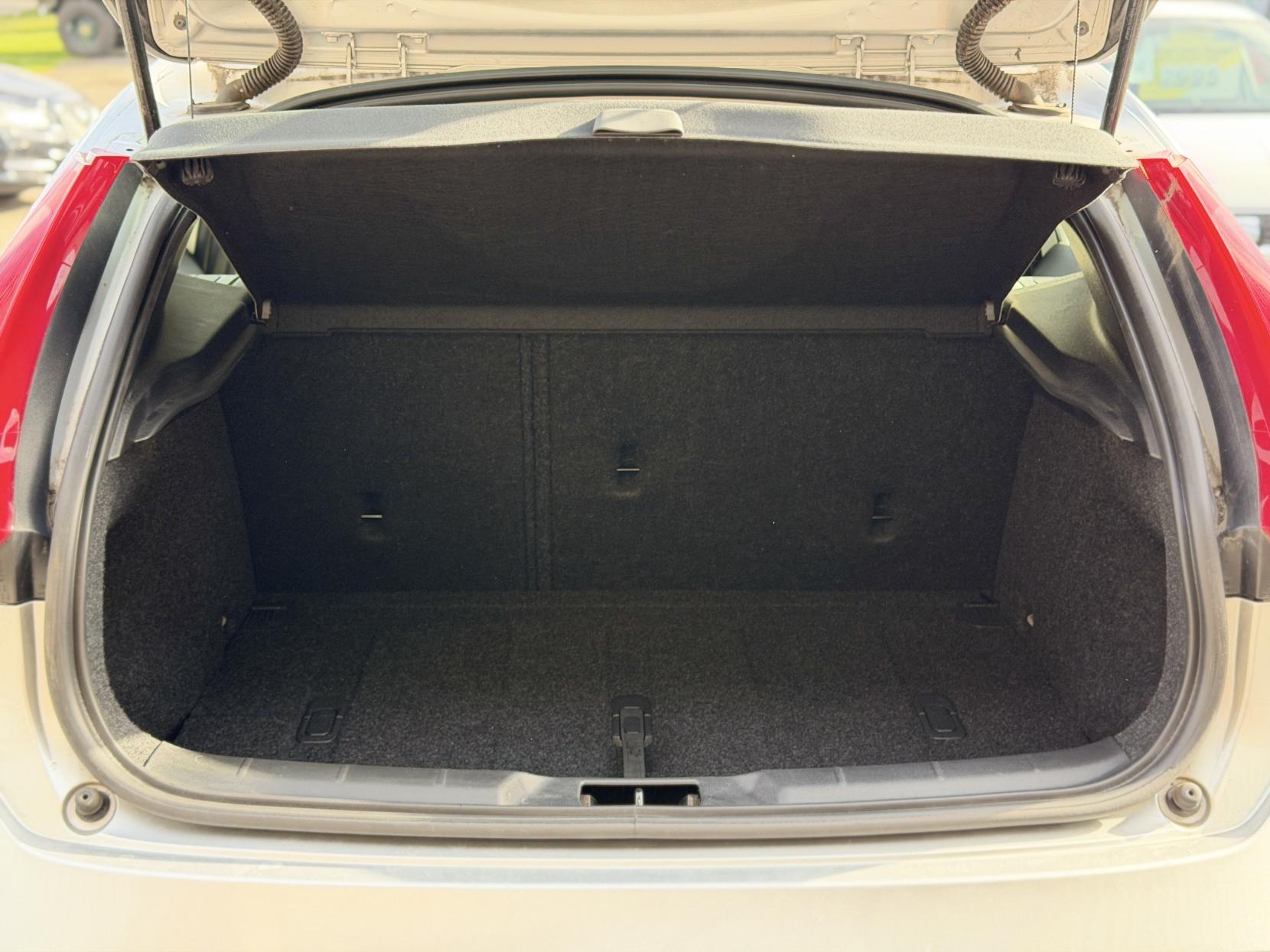 Volvo V40 1.6 V40 (2012)