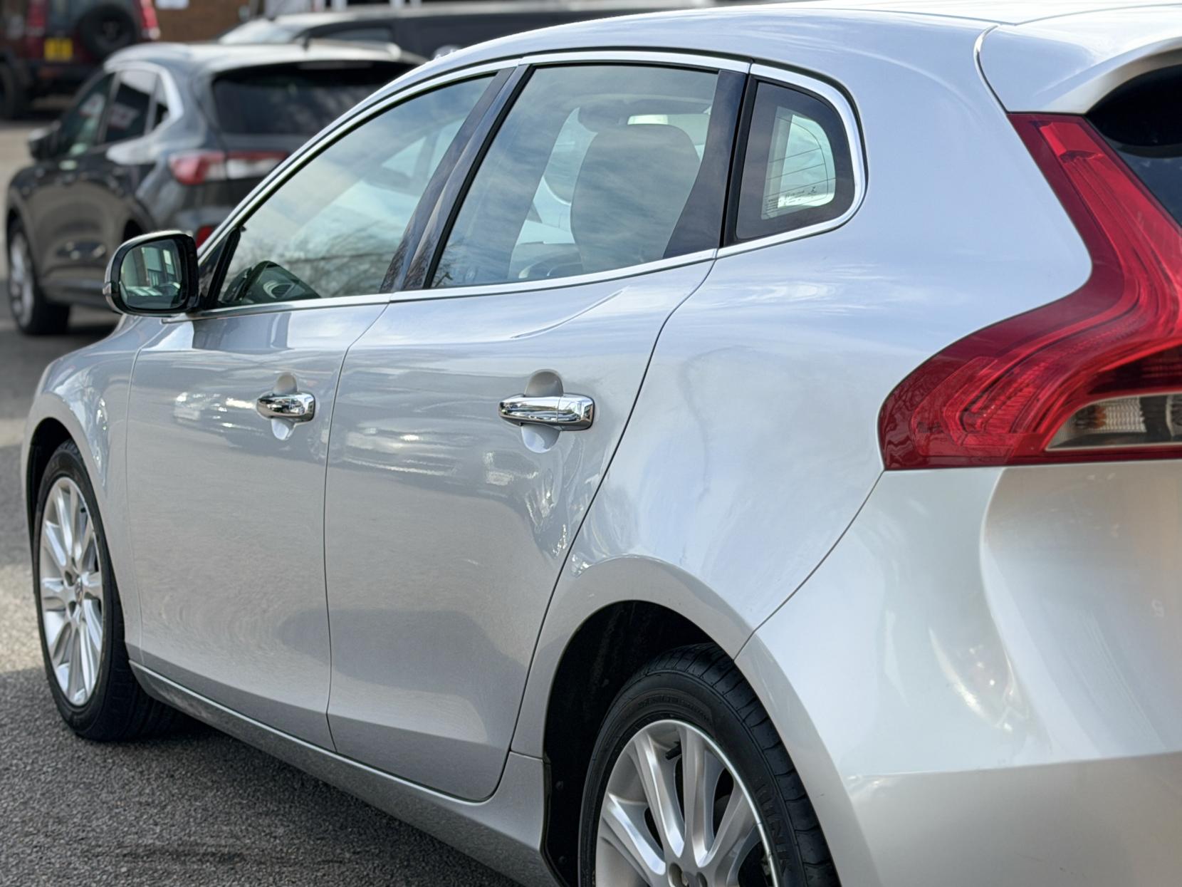 Volvo V40 1.6 V40 (2012)