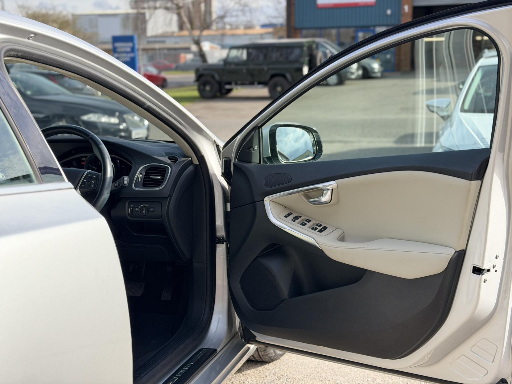 Volvo V40 1.6 V40 (2012)