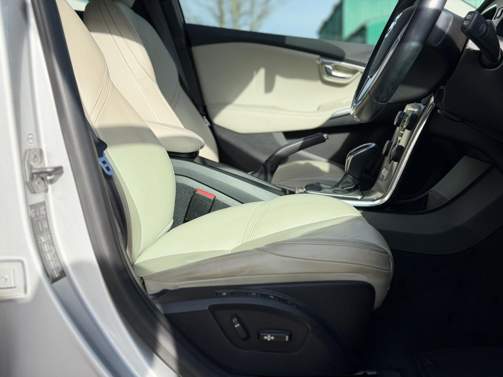 Volvo V40 1.6 V40 (2012)