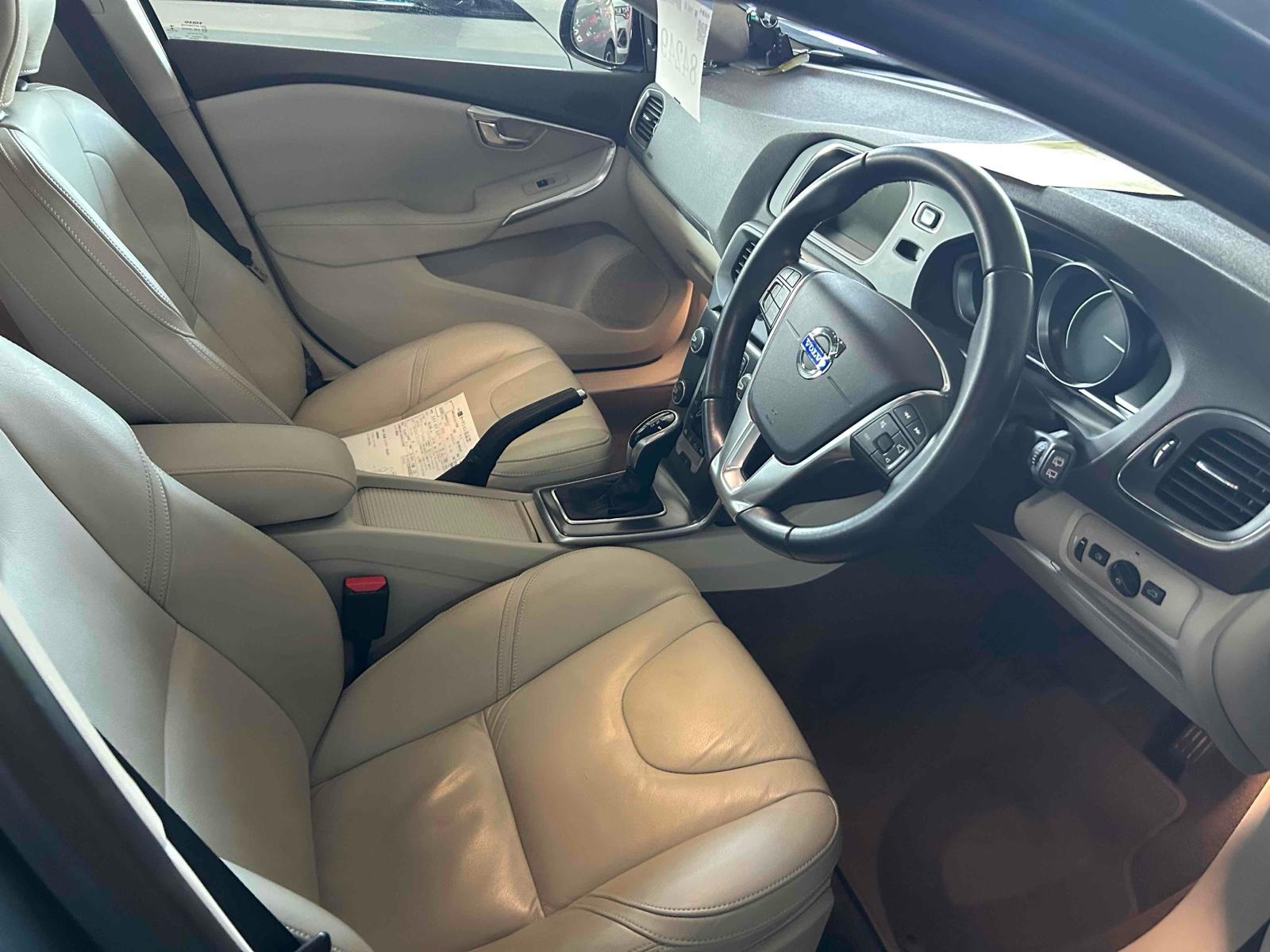 Volvo V40 1.6 T4 SE Lux Nav Hatchback 5dr Petrol Powershift Euro 5 (s/s) (180 ps)