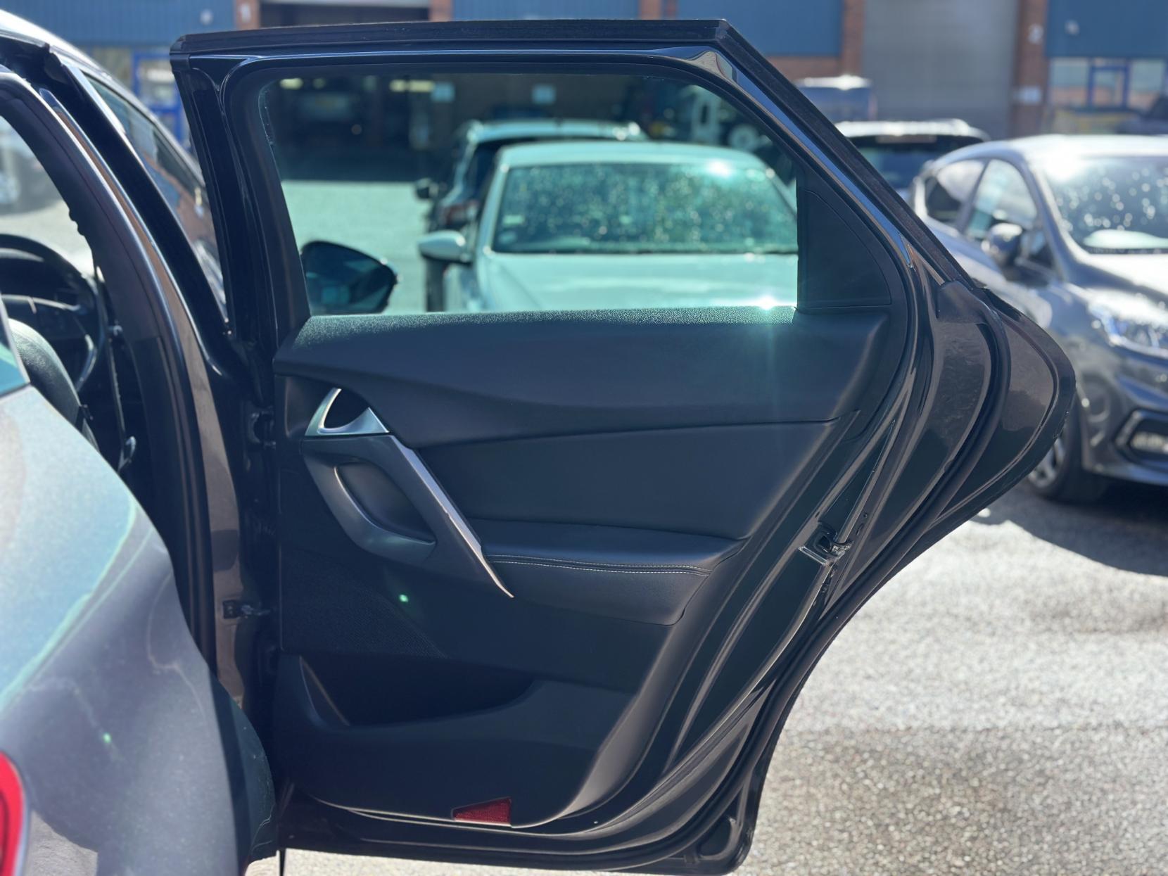 DS AUTOMOBILES DS 5 1.6 BlueHDi Elegance Hatchback 5dr Diesel Manual Euro 6 (s/s) (120 ps)