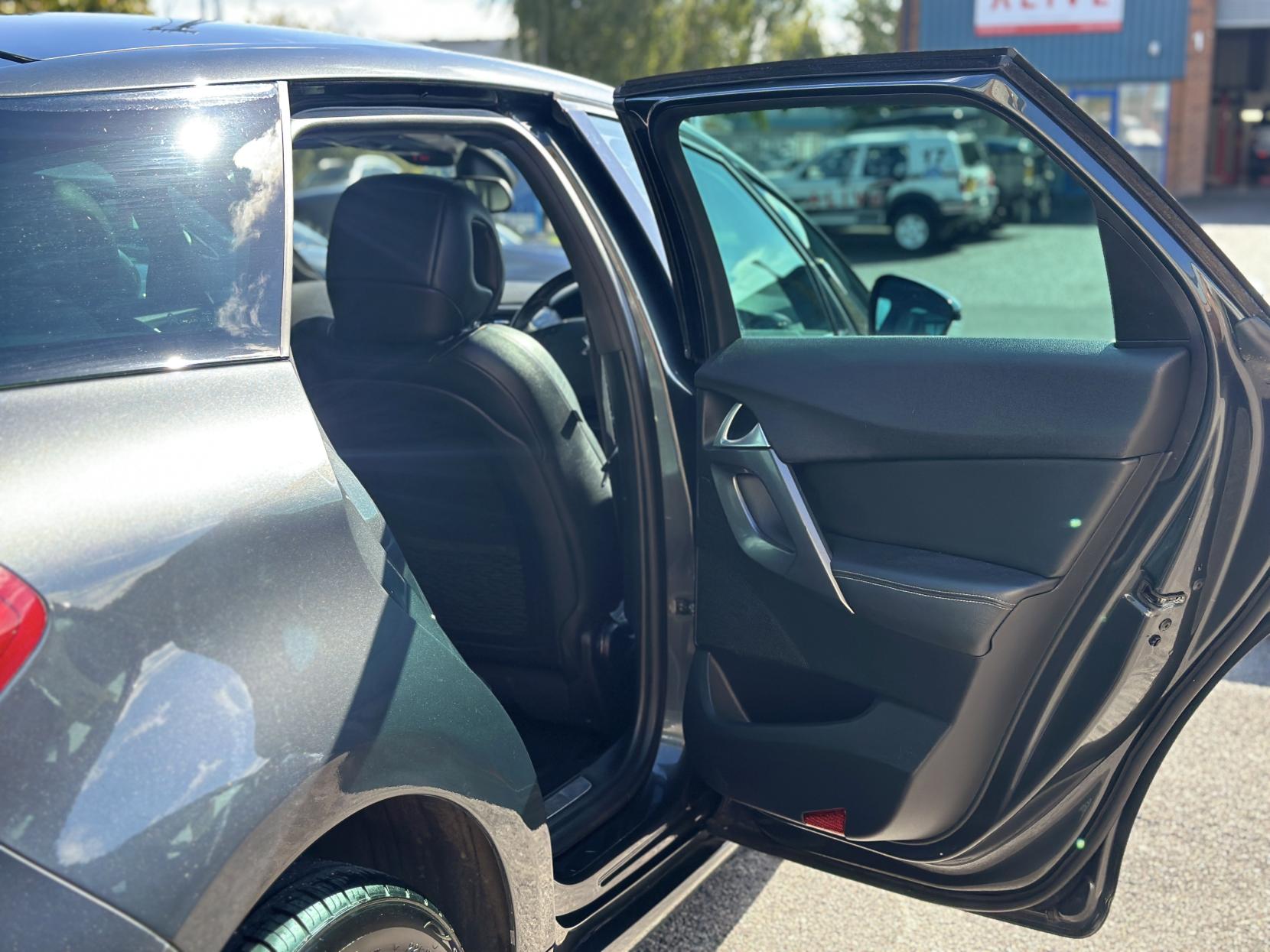 DS AUTOMOBILES DS 5 1.6 BlueHDi Elegance Hatchback 5dr Diesel Manual Euro 6 (s/s) (120 ps)