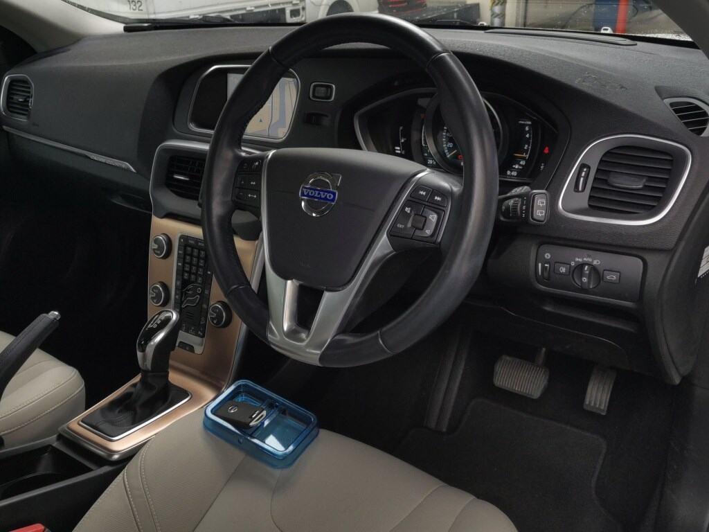 Volvo V40 Cross Country 2.0 T5 Lux Nav Hatchback 5dr Petrol Geartronic AWD Euro 6 (s/s) (245 ps)