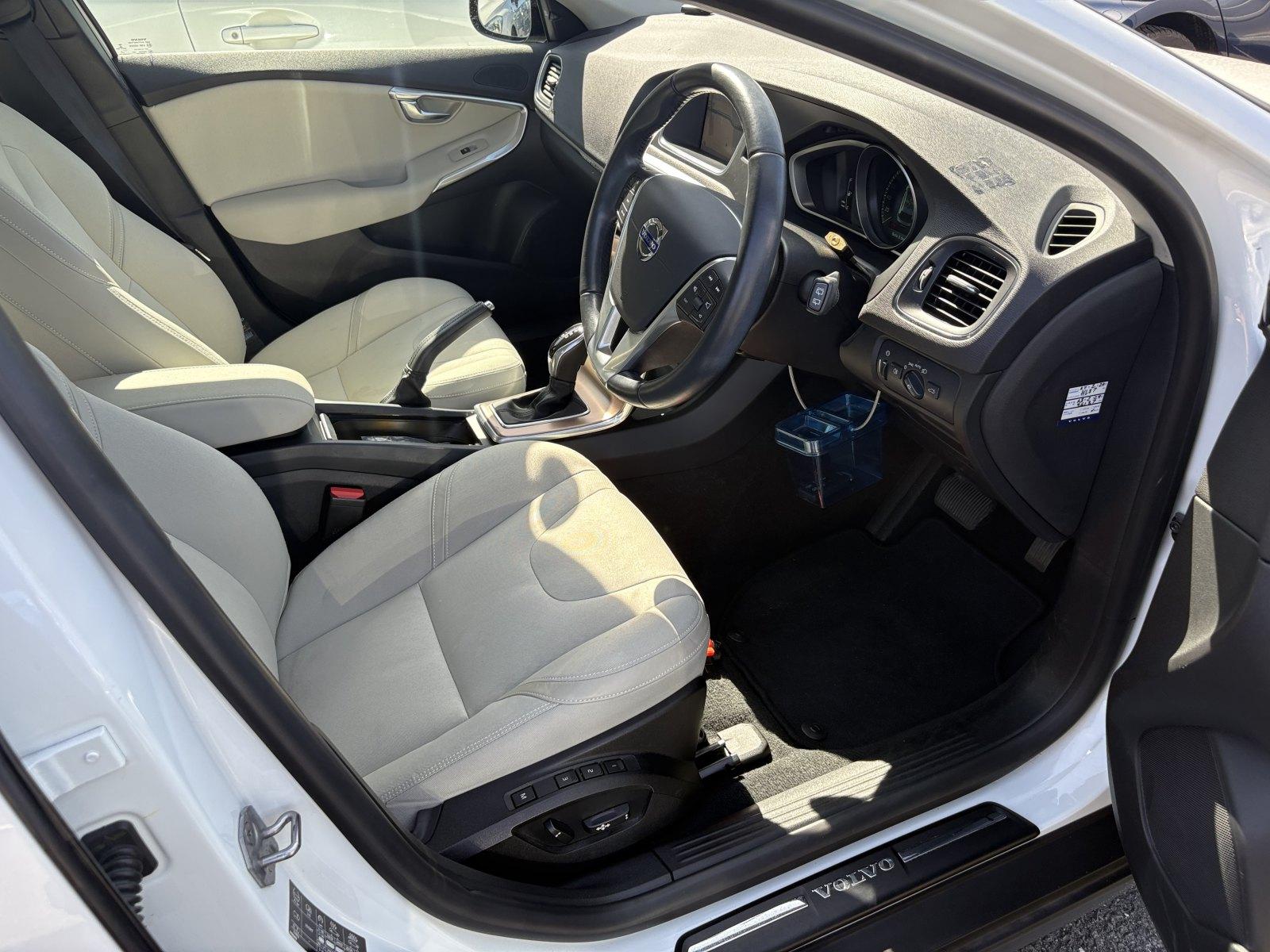 Volvo V40 Cross Country 2.0 T5 Lux Nav Hatchback 5dr Petrol Geartronic AWD Euro 6 (s/s) (245 ps)