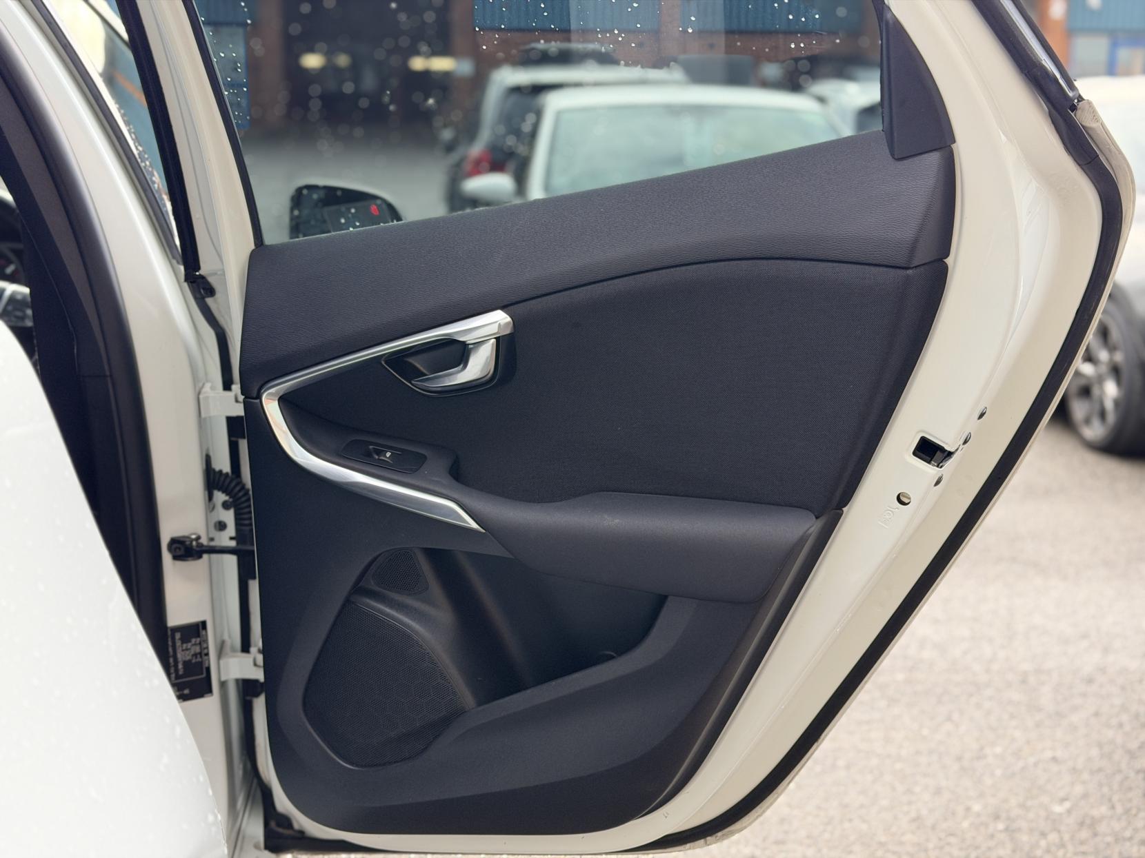 Volvo V40 2.0 D4 SE Nav Hatchback 5dr Diesel Geartronic Euro 6 (s/s) (190 ps)