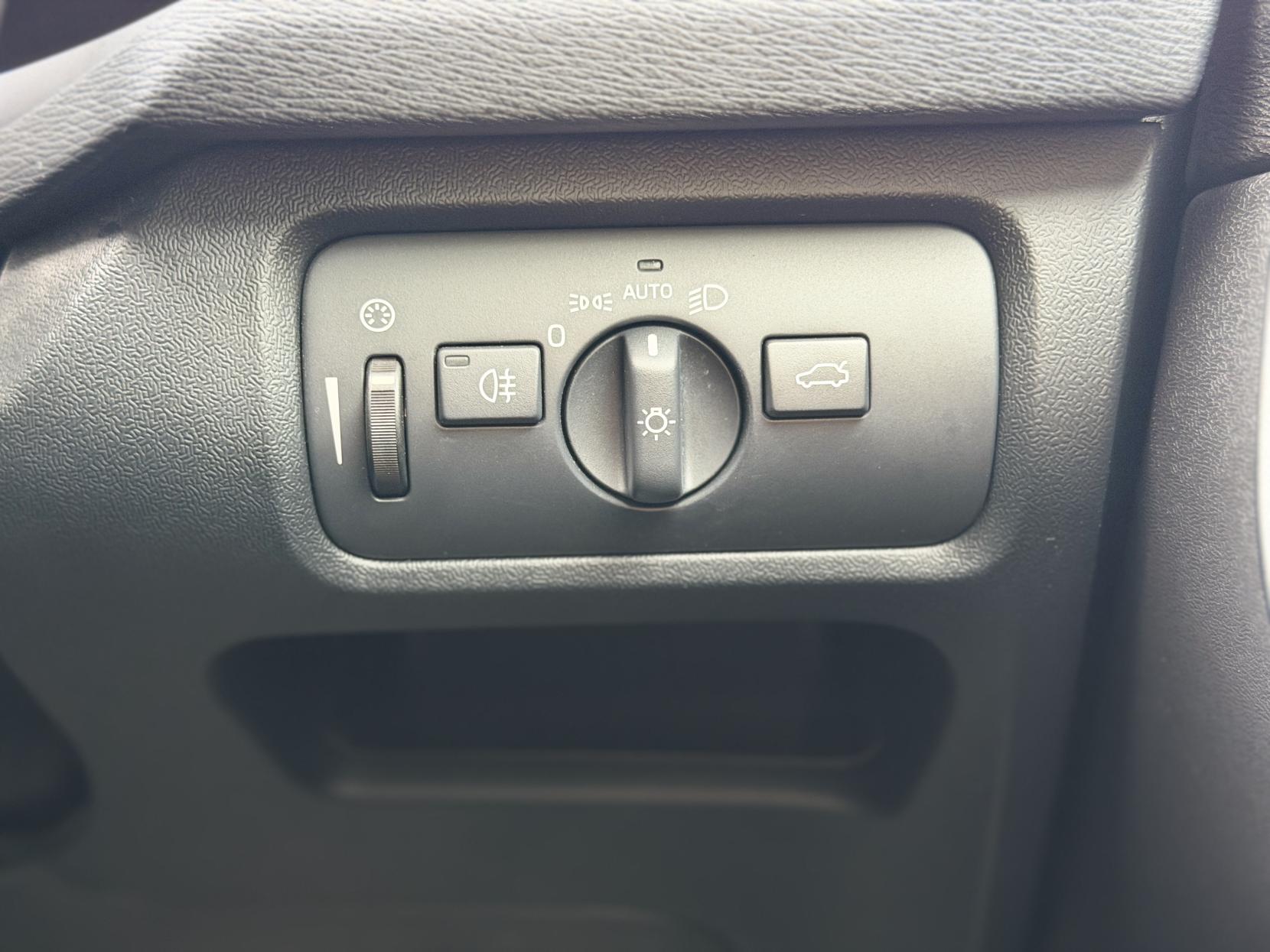 Volvo V40 2.0 D4 SE Nav Hatchback 5dr Diesel Geartronic Euro 6 (s/s) (190 ps)