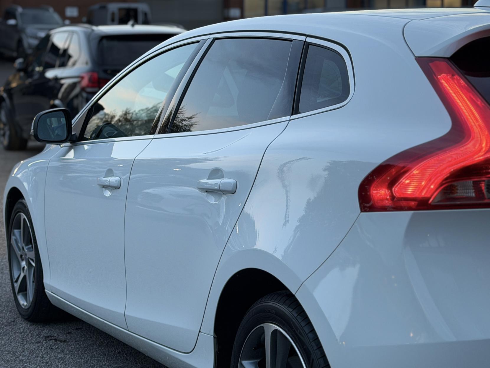 Volvo V40 2.0 D4 SE Nav Hatchback 5dr Diesel Geartronic Euro 6 (s/s) (190 ps)