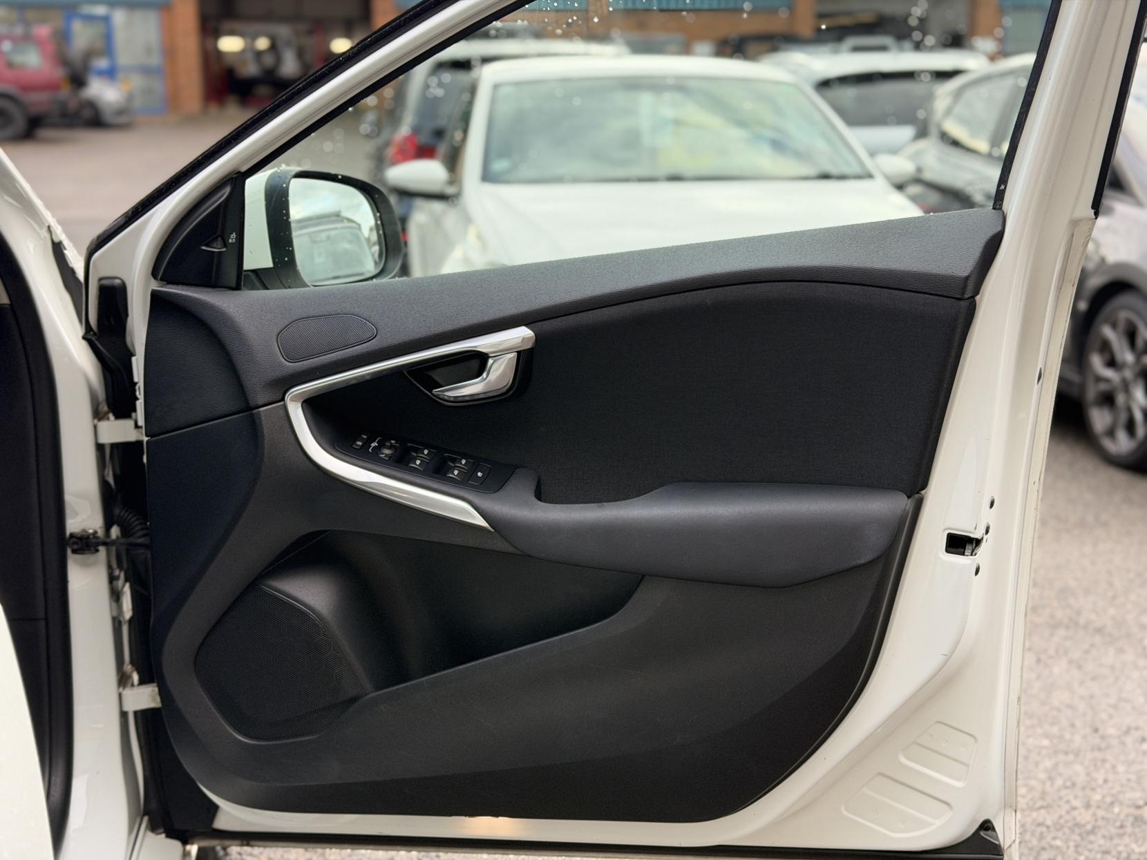 Volvo V40 2.0 D4 SE Nav Hatchback 5dr Diesel Geartronic Euro 6 (s/s) (190 ps)